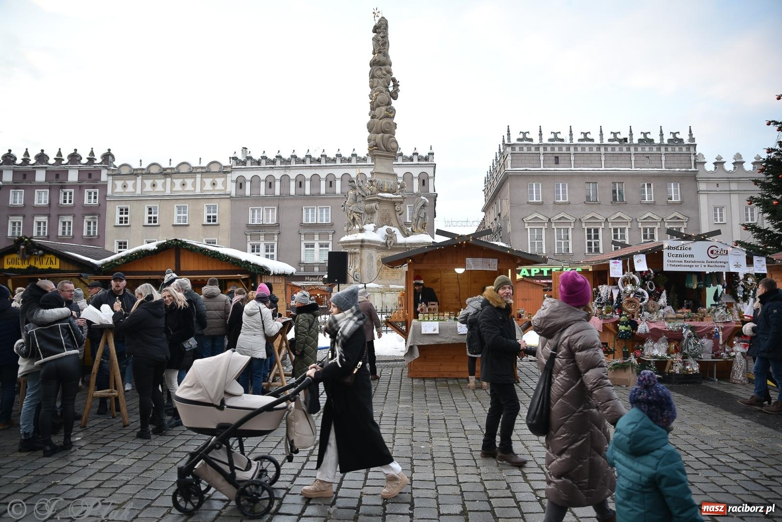 Zdjęcie w galerii na portalu naszraciborz.pl: W Raciborzu zapachniało bigosem. Wielka degustacja na Rynku i mikołajkowy finał jarmarku wiadomości z regionu