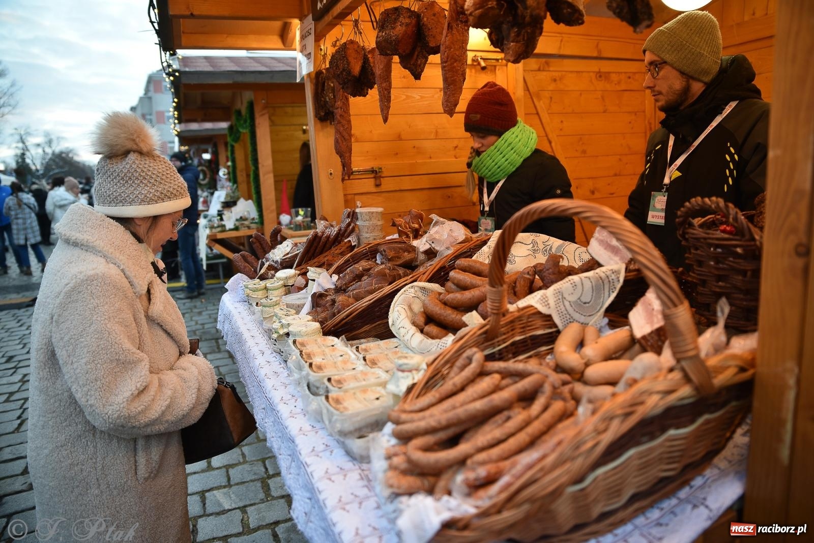 Zdjęcie w galerii na portalu naszraciborz.pl: W Raciborzu zapachniało bigosem. Wielka degustacja na Rynku i mikołajkowy finał jarmarku wiadomości z regionu