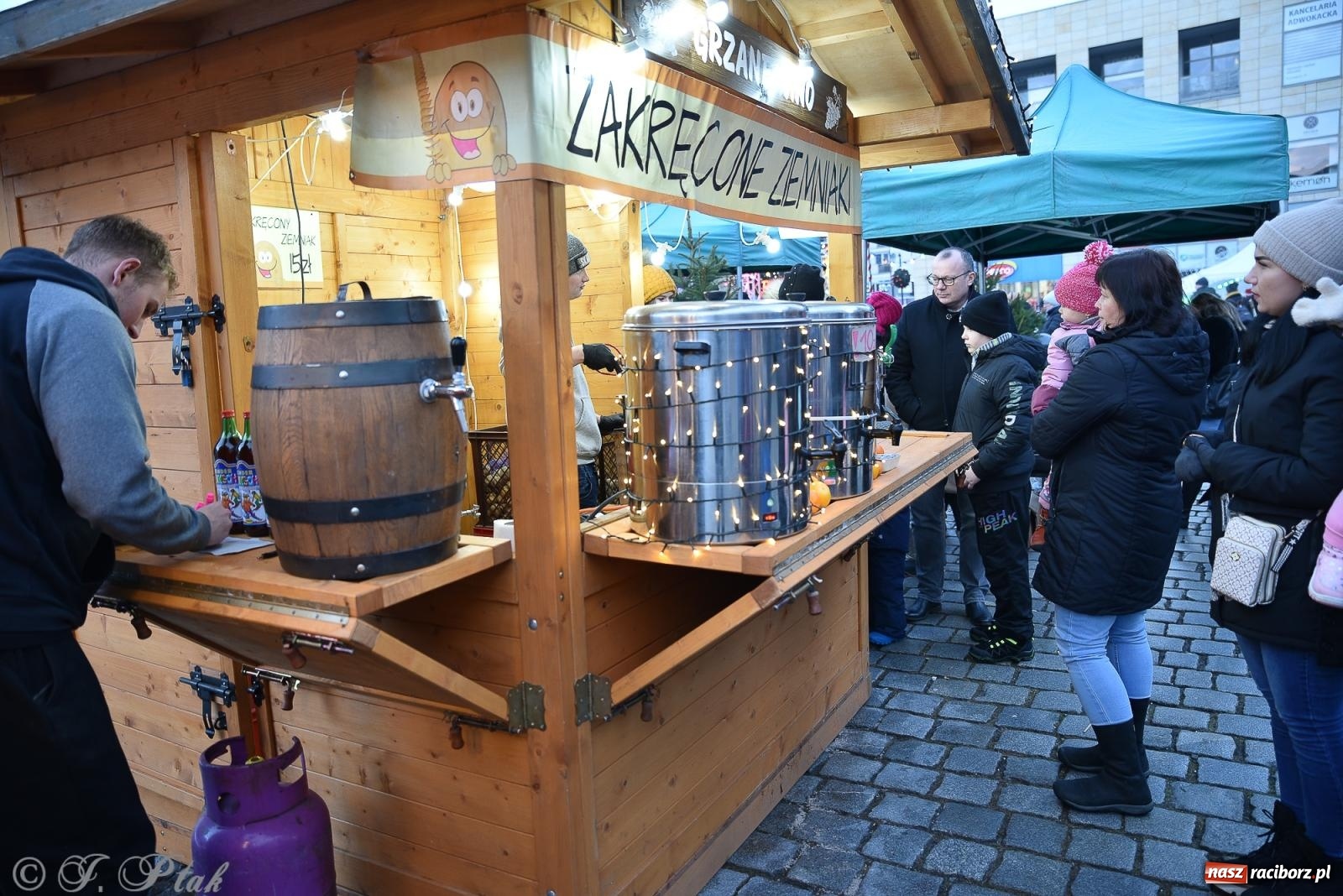 Zdjęcie w galerii na portalu naszraciborz.pl: W Raciborzu zapachniało bigosem. Wielka degustacja na Rynku i mikołajkowy finał jarmarku wiadomości z regionu