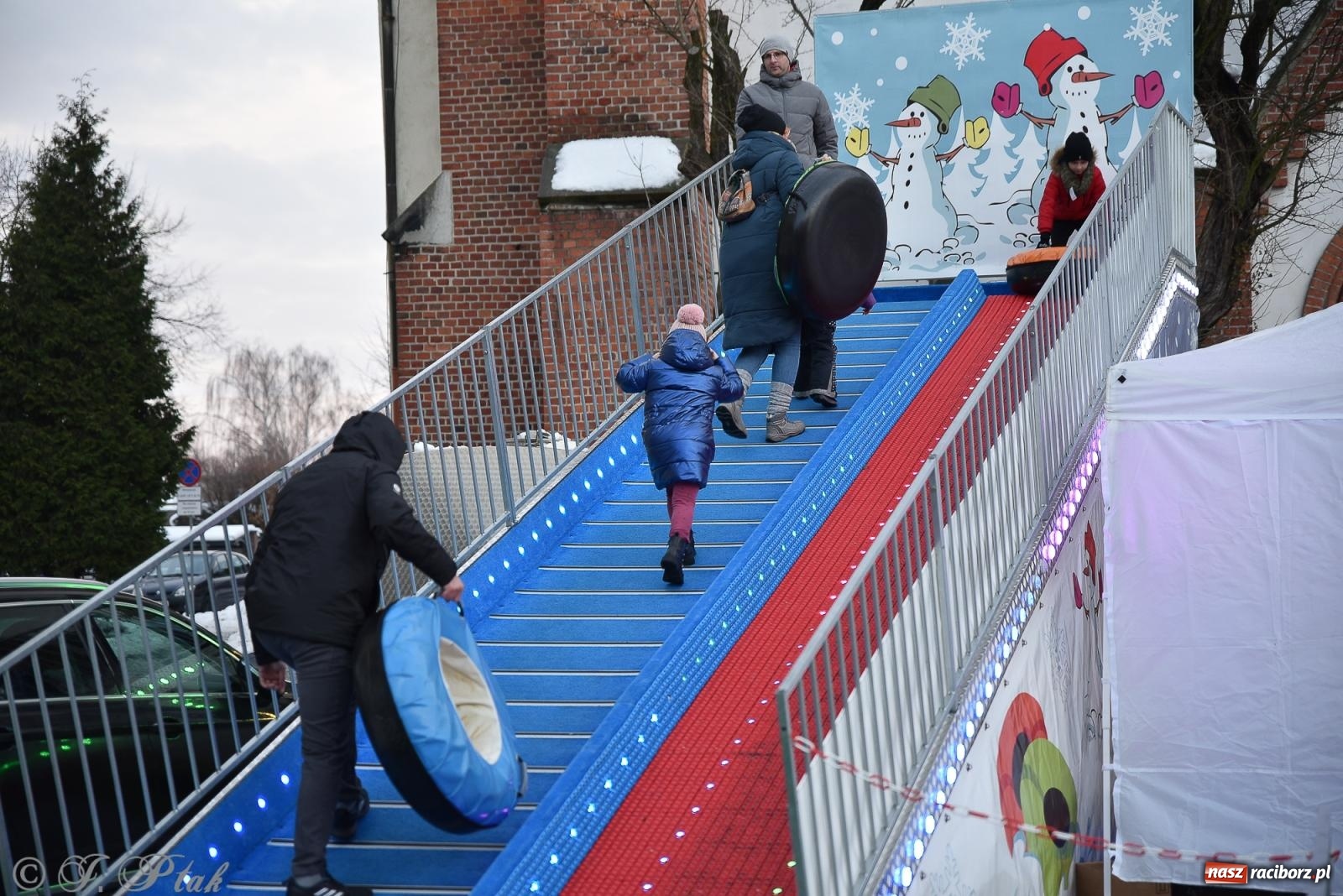Zdjęcie w galerii na portalu naszraciborz.pl: W Raciborzu zapachniało bigosem. Wielka degustacja na Rynku i mikołajkowy finał jarmarku wiadomości z regionu