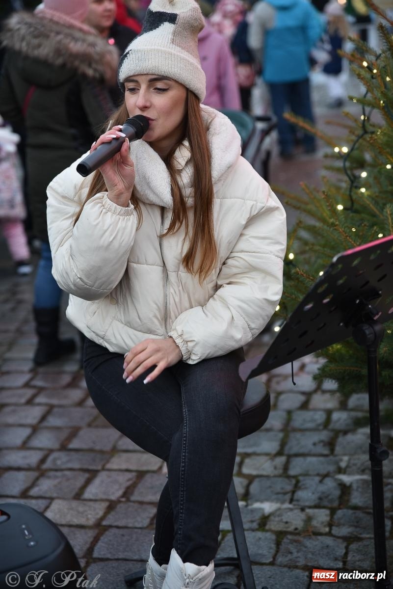 Zdjęcie w galerii na portalu naszraciborz.pl: W Raciborzu zapachniało bigosem. Wielka degustacja na Rynku i mikołajkowy finał jarmarku wiadomości z regionu