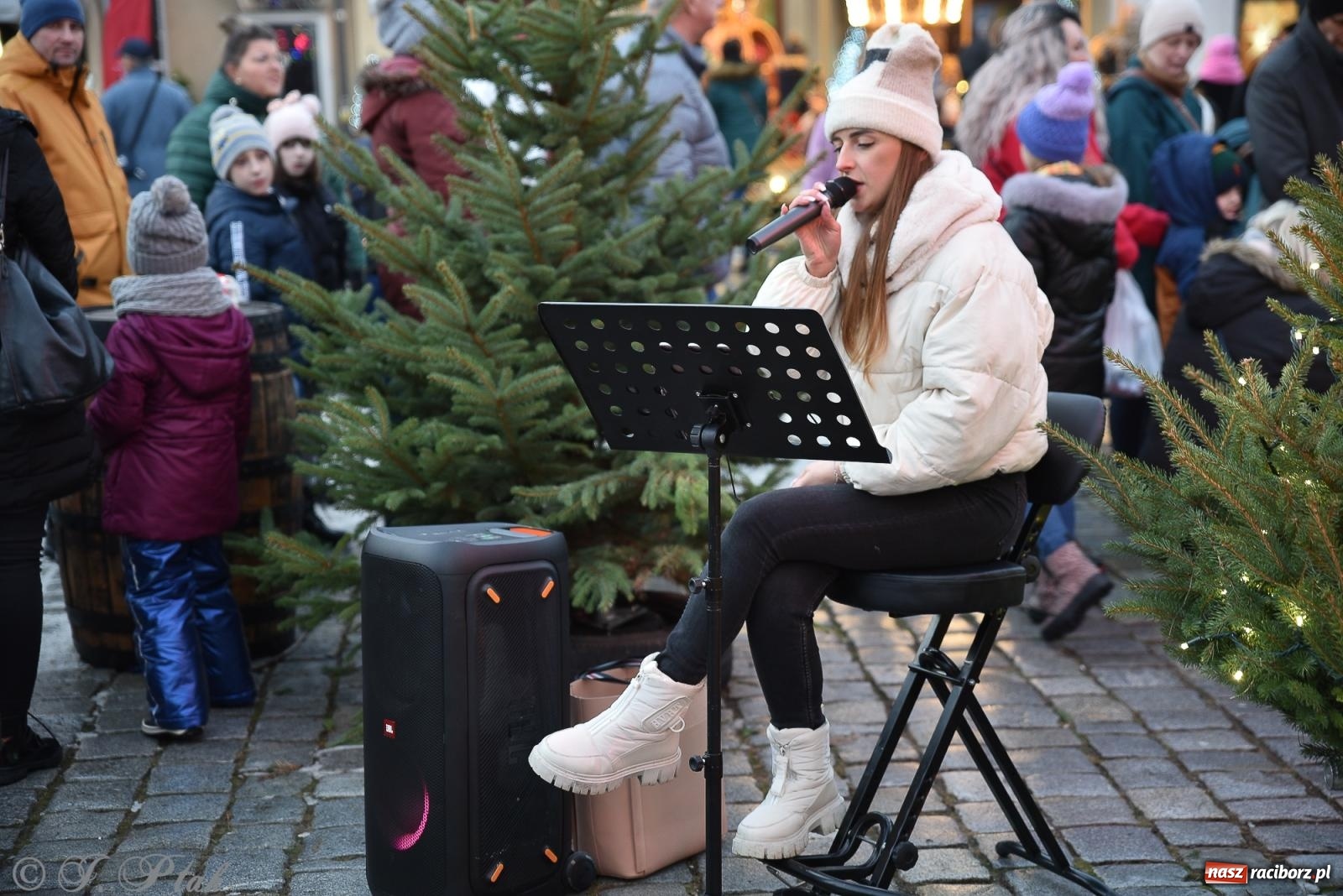 Zdjęcie w galerii na portalu naszraciborz.pl: W Raciborzu zapachniało bigosem. Wielka degustacja na Rynku i mikołajkowy finał jarmarku wiadomości z regionu