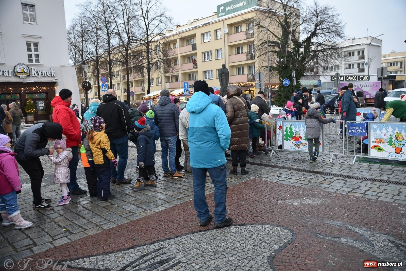 Zdjęcie w galerii na portalu naszraciborz.pl: W Raciborzu zapachniało bigosem. Wielka degustacja na Rynku i mikołajkowy finał jarmarku wiadomości z regionu