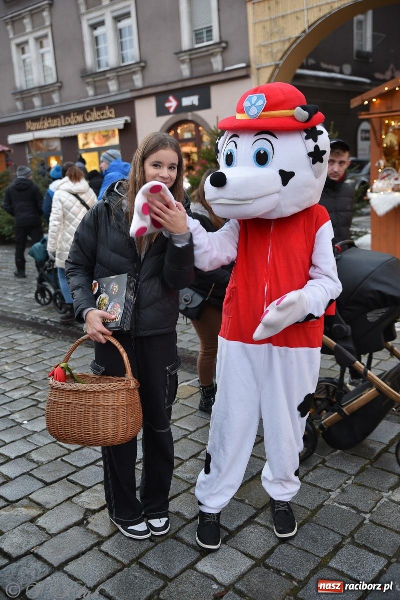 Zdjęcie w galerii na portalu naszraciborz.pl: W Raciborzu zapachniało bigosem. Wielka degustacja na Rynku i mikołajkowy finał jarmarku wiadomości z regionu