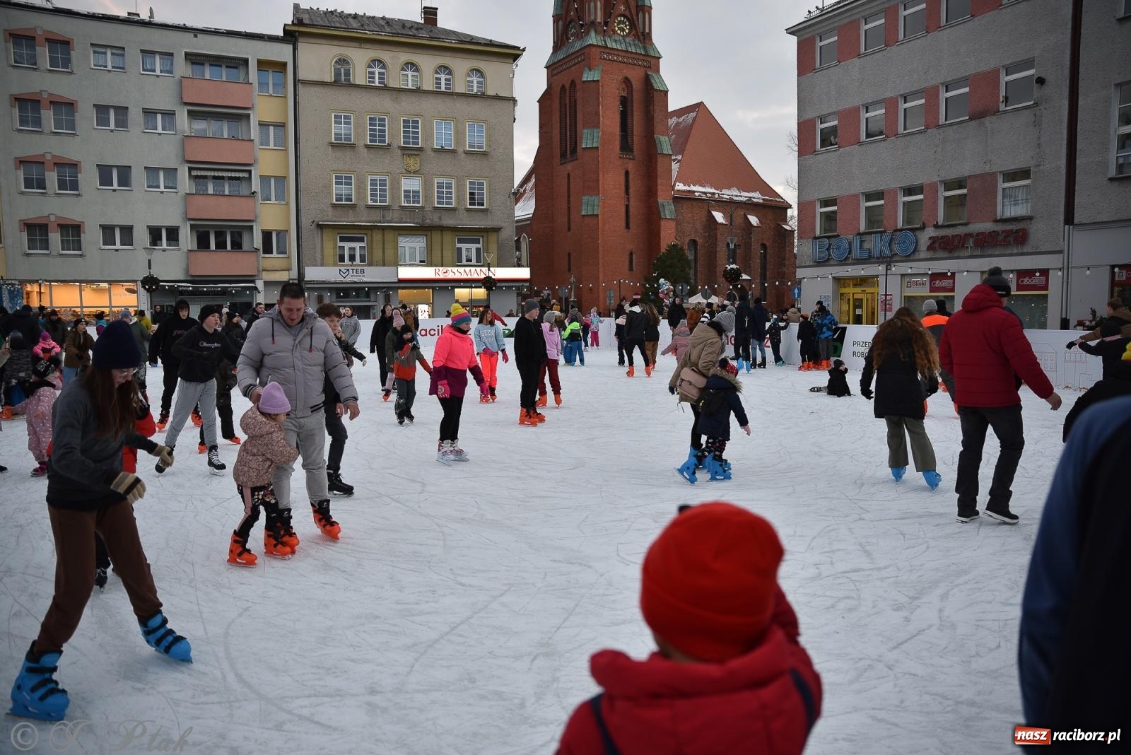 Zdjęcie w galerii na portalu naszraciborz.pl: W Raciborzu zapachniało bigosem. Wielka degustacja na Rynku i mikołajkowy finał jarmarku wiadomości z regionu