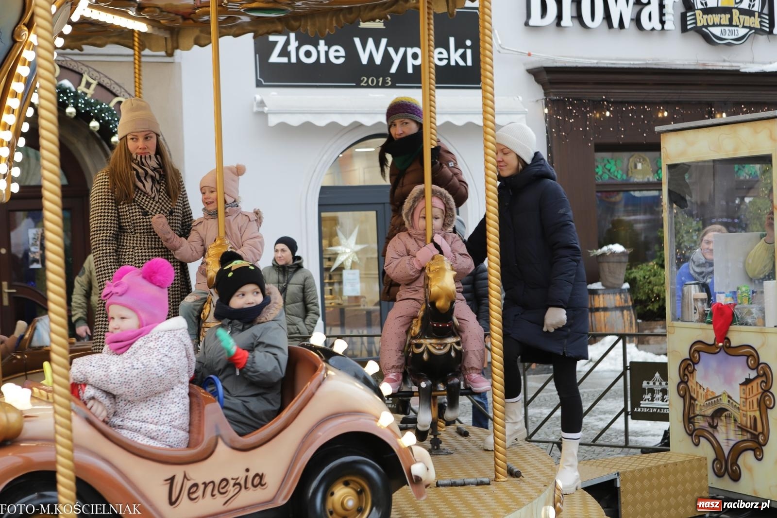 Zdjęcie w galerii na portalu naszraciborz.pl: W Raciborzu zapachniało bigosem. Wielka degustacja na Rynku i mikołajkowy finał jarmarku wiadomości z regionu