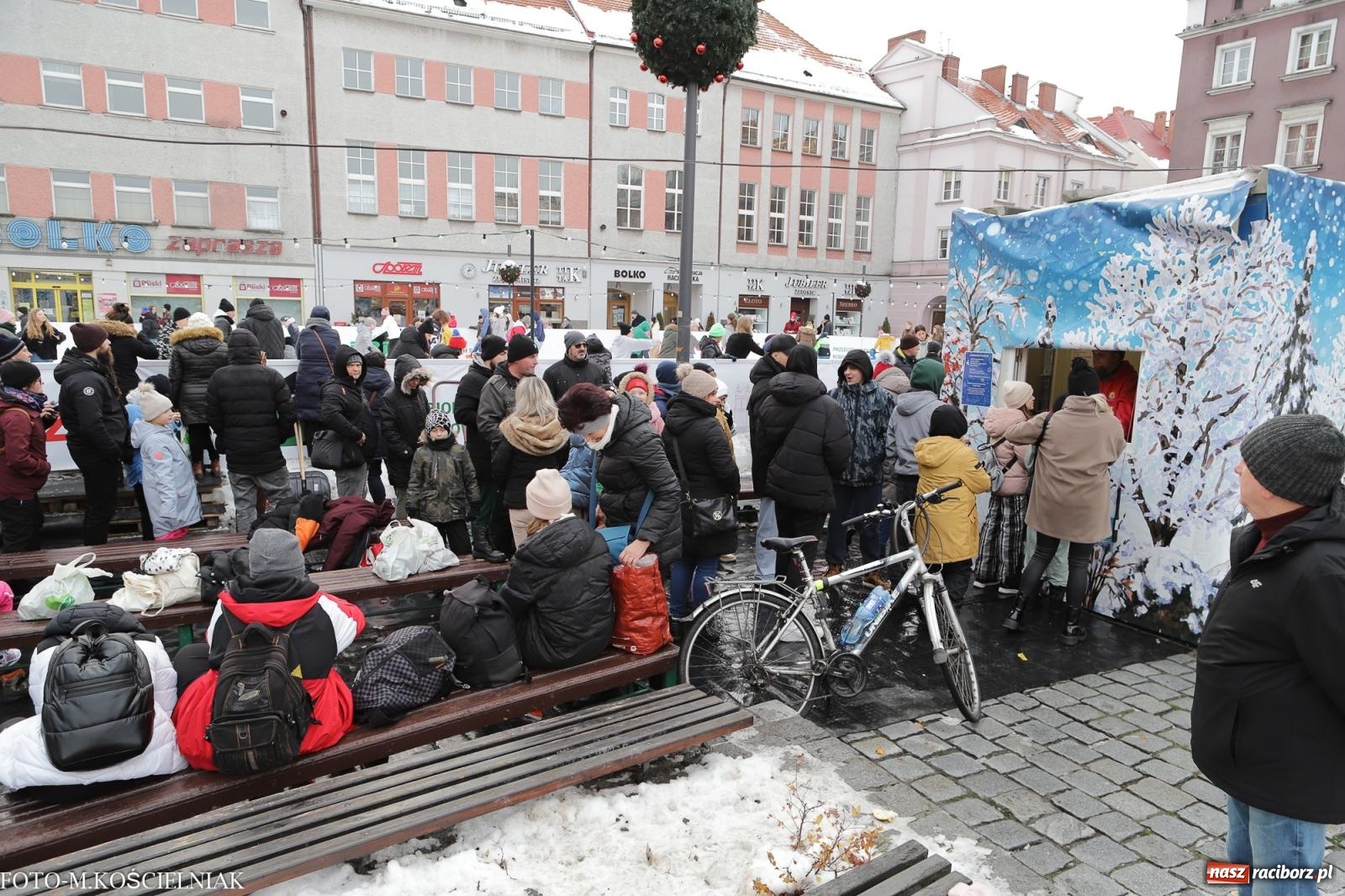 Zdjęcie w galerii na portalu naszraciborz.pl: W Raciborzu zapachniało bigosem. Wielka degustacja na Rynku i mikołajkowy finał jarmarku wiadomości z regionu