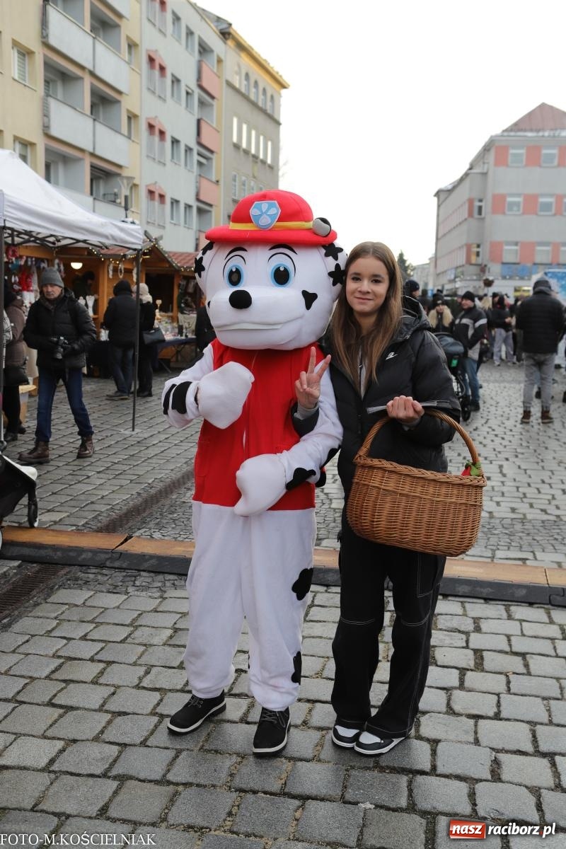 Zdjęcie w galerii na portalu naszraciborz.pl: W Raciborzu zapachniało bigosem. Wielka degustacja na Rynku i mikołajkowy finał jarmarku wiadomości z regionu