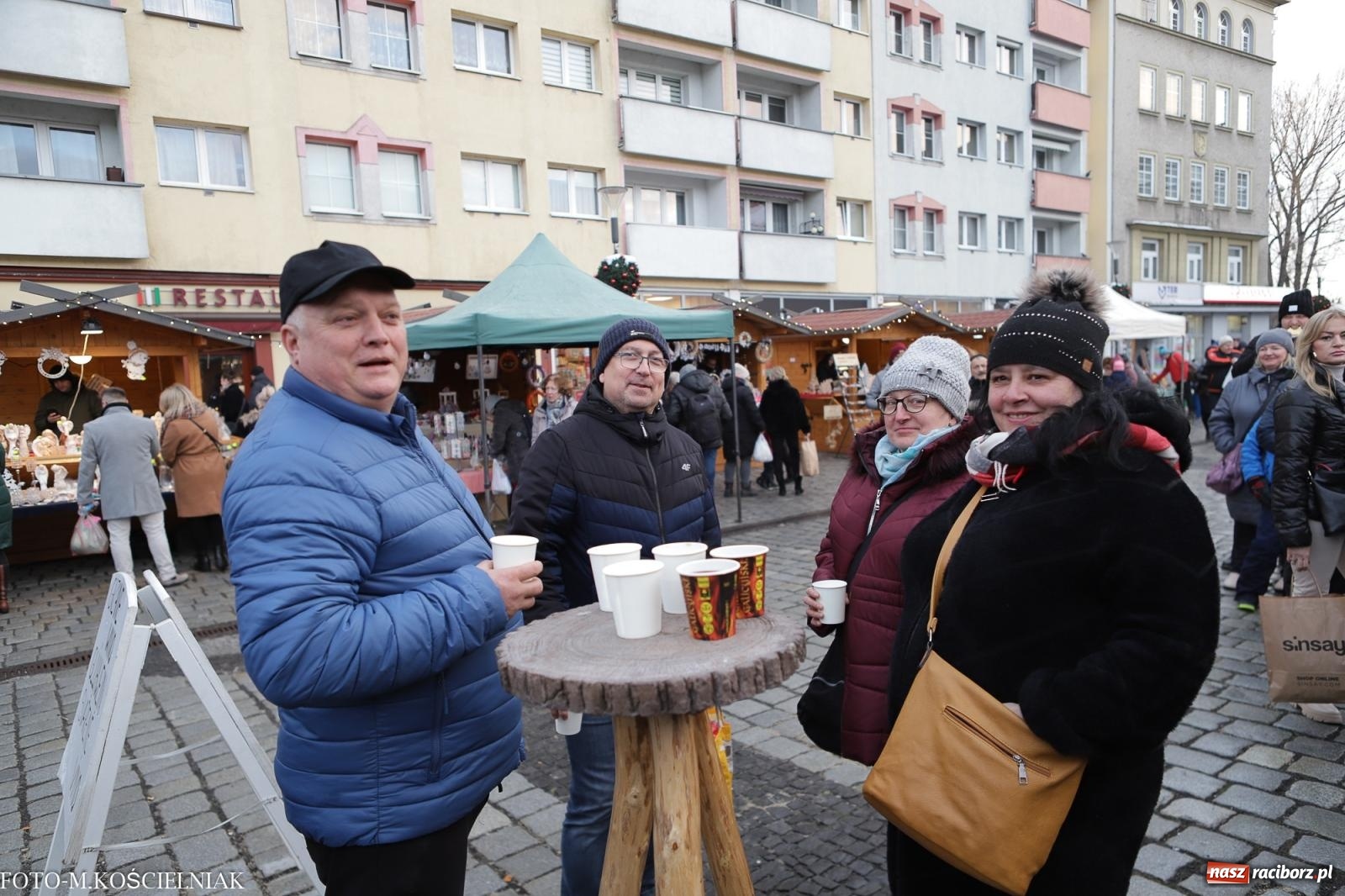 Zdjęcie w galerii na portalu naszraciborz.pl: W Raciborzu zapachniało bigosem. Wielka degustacja na Rynku i mikołajkowy finał jarmarku wiadomości z regionu