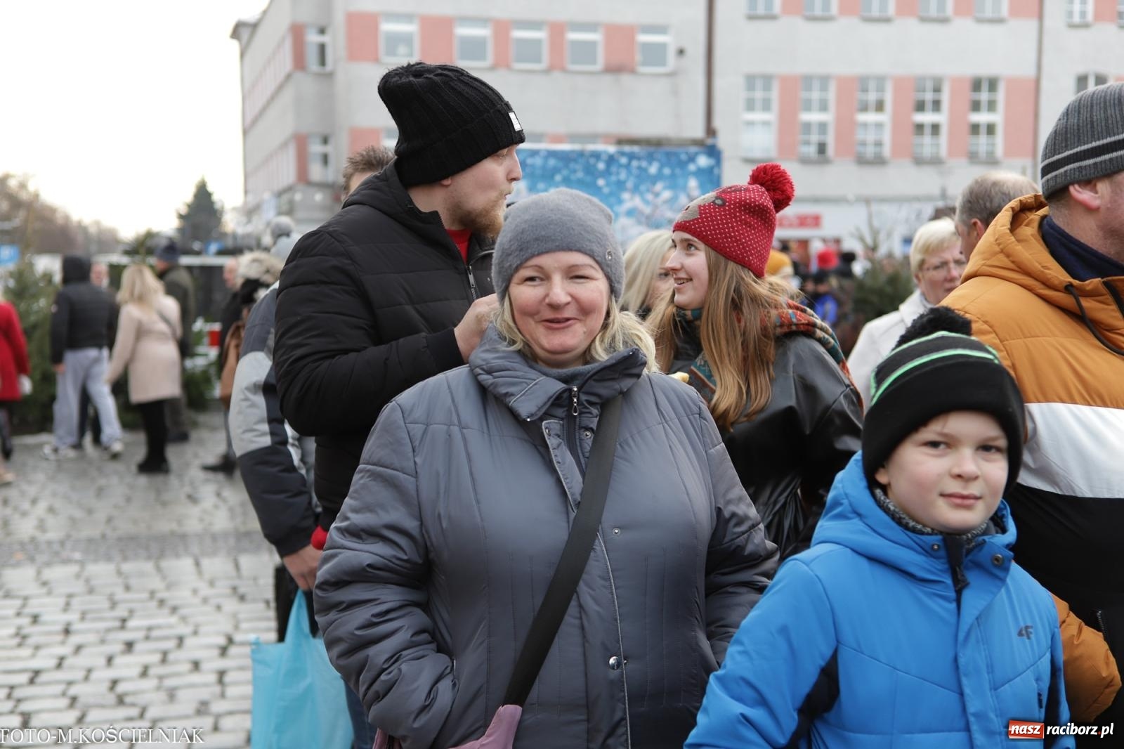 Zdjęcie w galerii na portalu naszraciborz.pl: W Raciborzu zapachniało bigosem. Wielka degustacja na Rynku i mikołajkowy finał jarmarku wiadomości z regionu