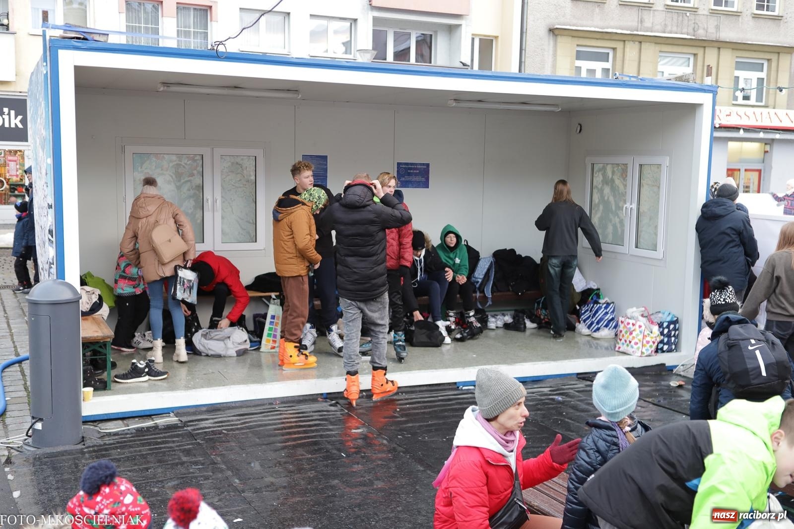 Zdjęcie w galerii na portalu naszraciborz.pl: W Raciborzu zapachniało bigosem. Wielka degustacja na Rynku i mikołajkowy finał jarmarku wiadomości z regionu