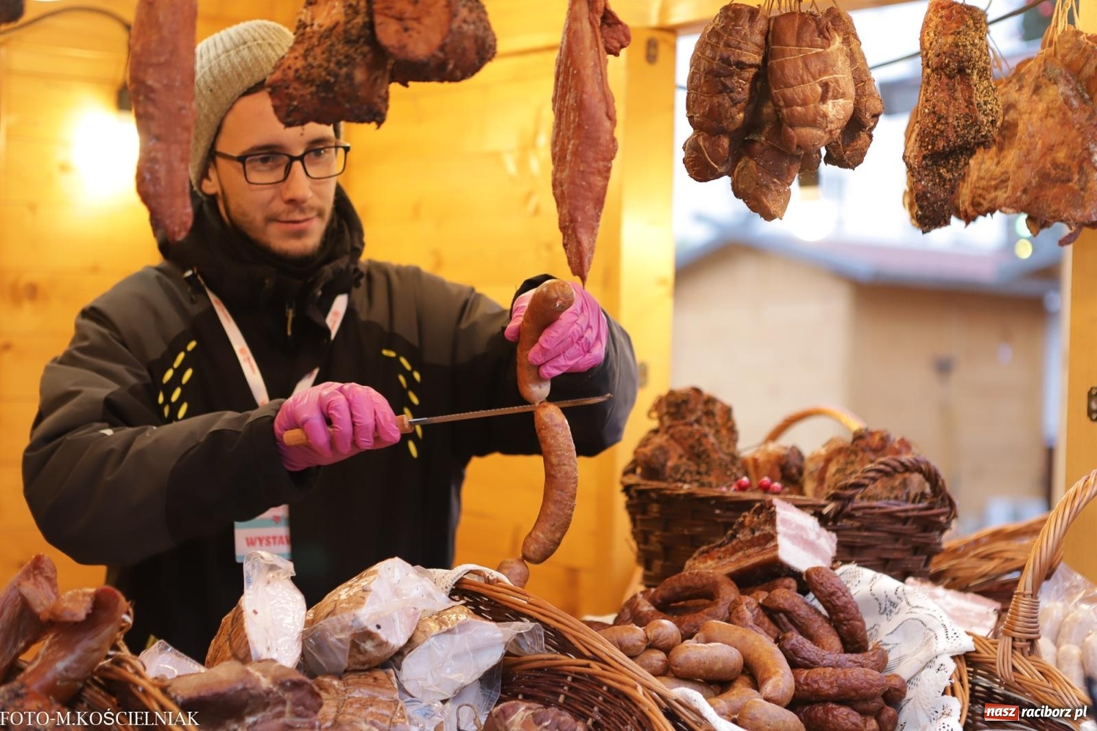Zdjęcie w galerii na portalu naszraciborz.pl: W Raciborzu zapachniało bigosem. Wielka degustacja na Rynku i mikołajkowy finał jarmarku wiadomości z regionu
