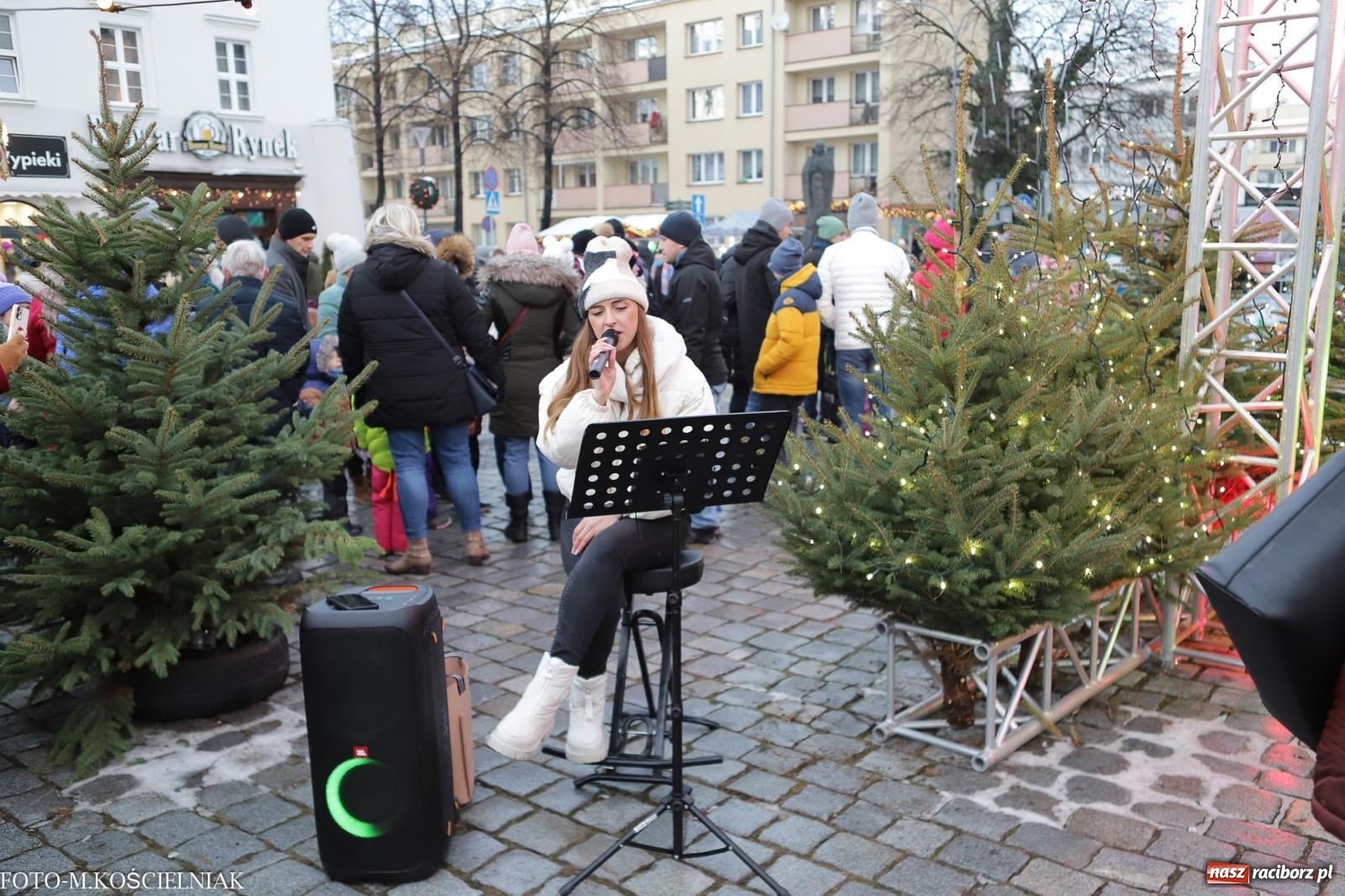 Zdjęcie w galerii na portalu naszraciborz.pl: W Raciborzu zapachniało bigosem. Wielka degustacja na Rynku i mikołajkowy finał jarmarku wiadomości z regionu