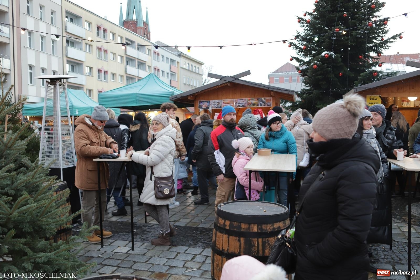Zdjęcie w galerii na portalu naszraciborz.pl: W Raciborzu zapachniało bigosem. Wielka degustacja na Rynku i mikołajkowy finał jarmarku wiadomości z regionu