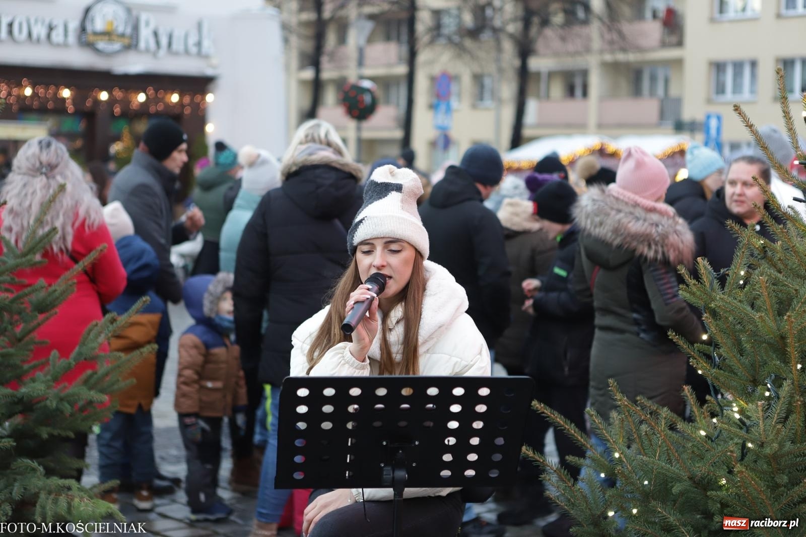 Zdjęcie w galerii na portalu naszraciborz.pl: W Raciborzu zapachniało bigosem. Wielka degustacja na Rynku i mikołajkowy finał jarmarku wiadomości z regionu