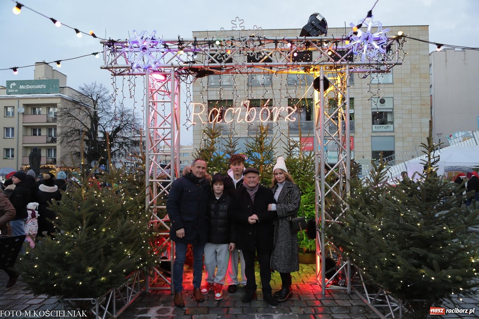 Zdjęcie w galerii na portalu naszraciborz.pl: W Raciborzu zapachniało bigosem. Wielka degustacja na Rynku i mikołajkowy finał jarmarku wiadomości z regionu