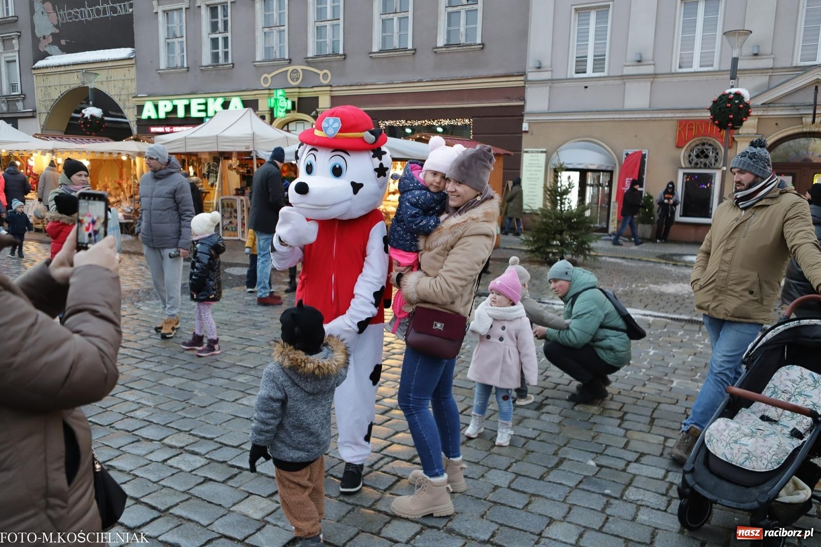 Zdjęcie w galerii na portalu naszraciborz.pl: W Raciborzu zapachniało bigosem. Wielka degustacja na Rynku i mikołajkowy finał jarmarku wiadomości z regionu