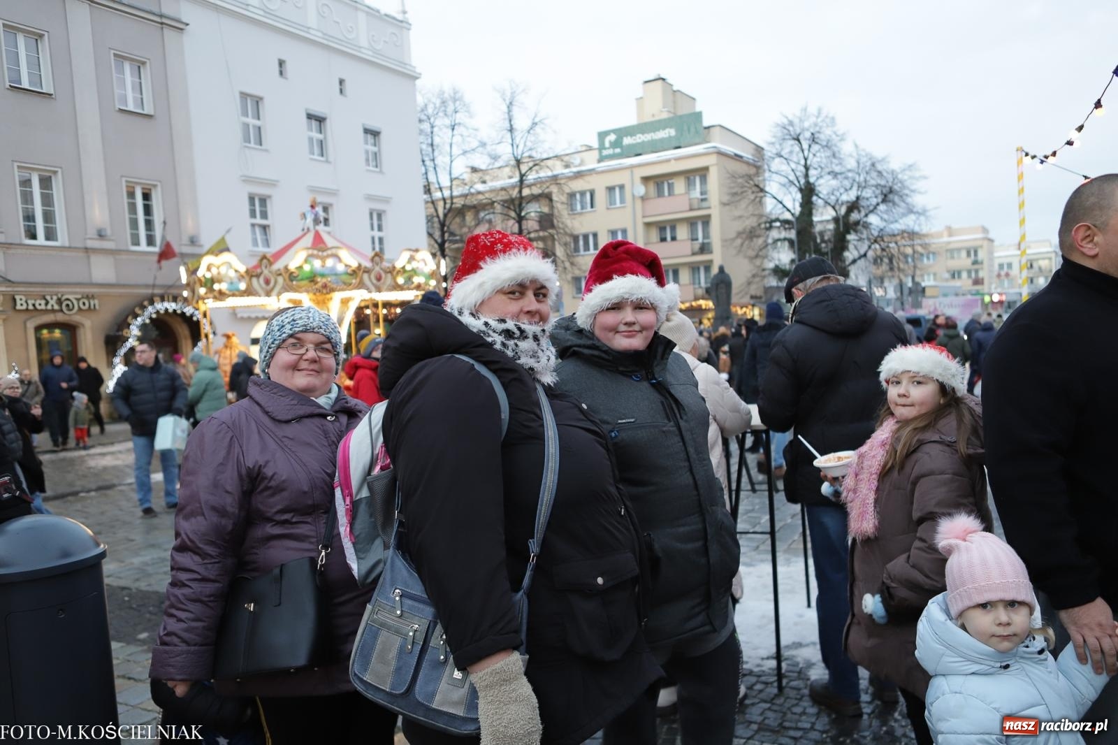 Zdjęcie w galerii na portalu naszraciborz.pl: W Raciborzu zapachniało bigosem. Wielka degustacja na Rynku i mikołajkowy finał jarmarku wiadomości z regionu