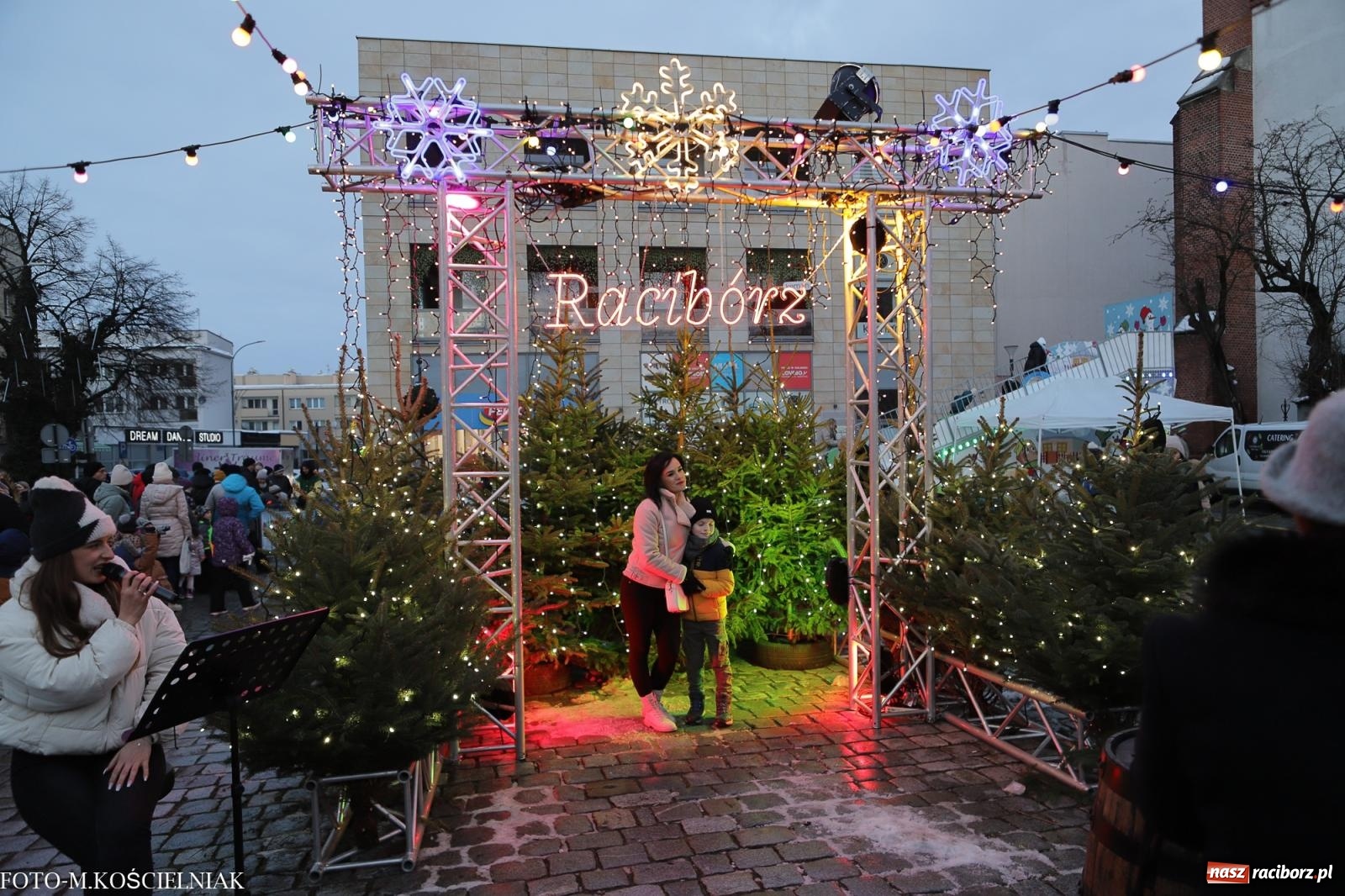 Zdjęcie w galerii na portalu naszraciborz.pl: W Raciborzu zapachniało bigosem. Wielka degustacja na Rynku i mikołajkowy finał jarmarku wiadomości z regionu