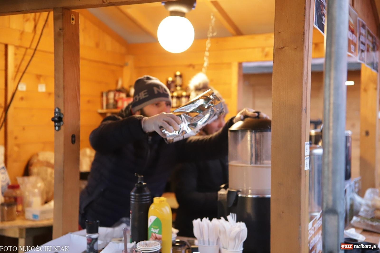 Zdjęcie w galerii na portalu naszraciborz.pl: W Raciborzu zapachniało bigosem. Wielka degustacja na Rynku i mikołajkowy finał jarmarku wiadomości z regionu