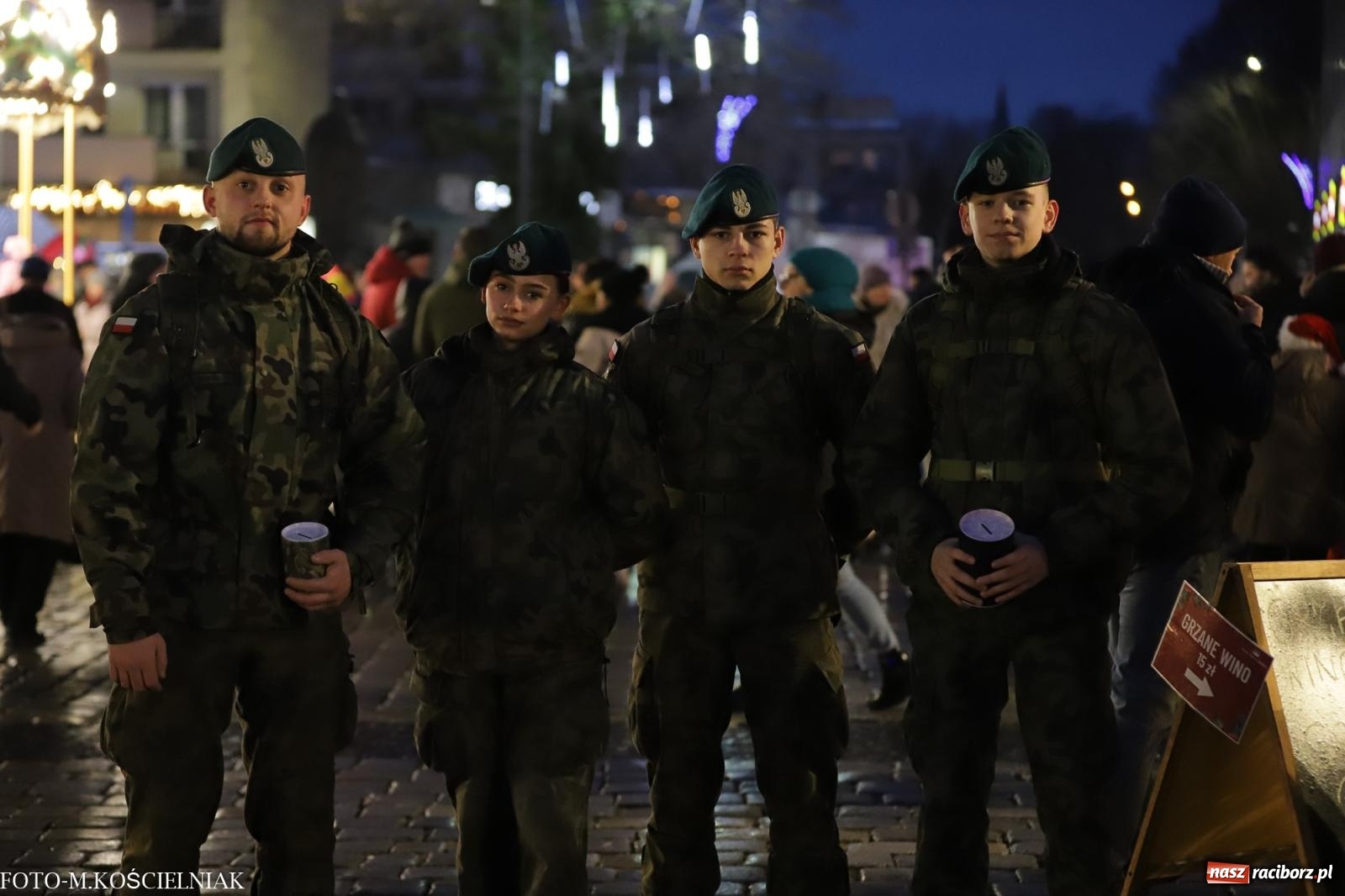 Zdjęcie w galerii na portalu naszraciborz.pl: W Raciborzu zapachniało bigosem. Wielka degustacja na Rynku i mikołajkowy finał jarmarku wiadomości z regionu