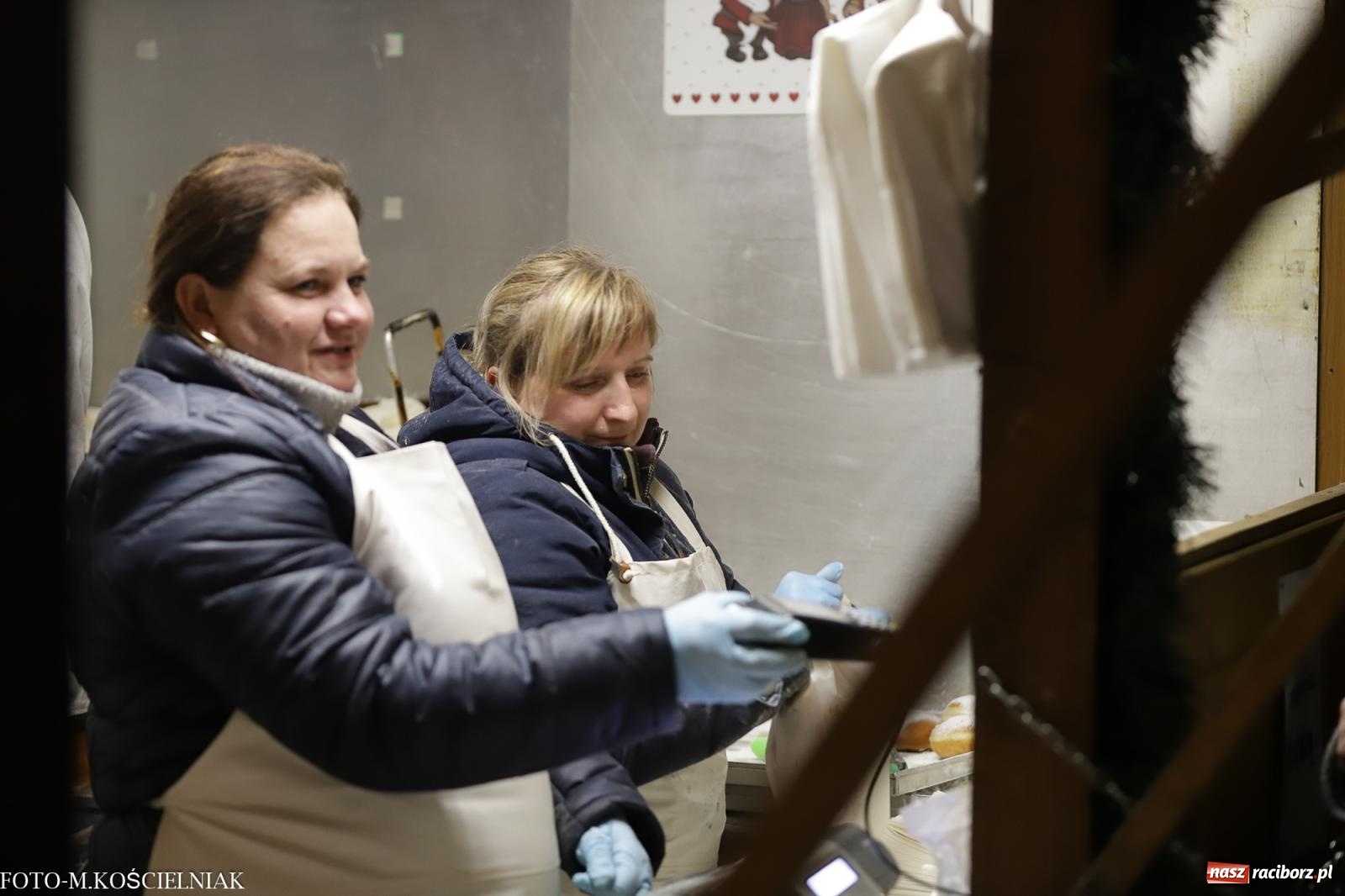 Zdjęcie w galerii na portalu naszraciborz.pl: W Raciborzu zapachniało bigosem. Wielka degustacja na Rynku i mikołajkowy finał jarmarku wiadomości z regionu