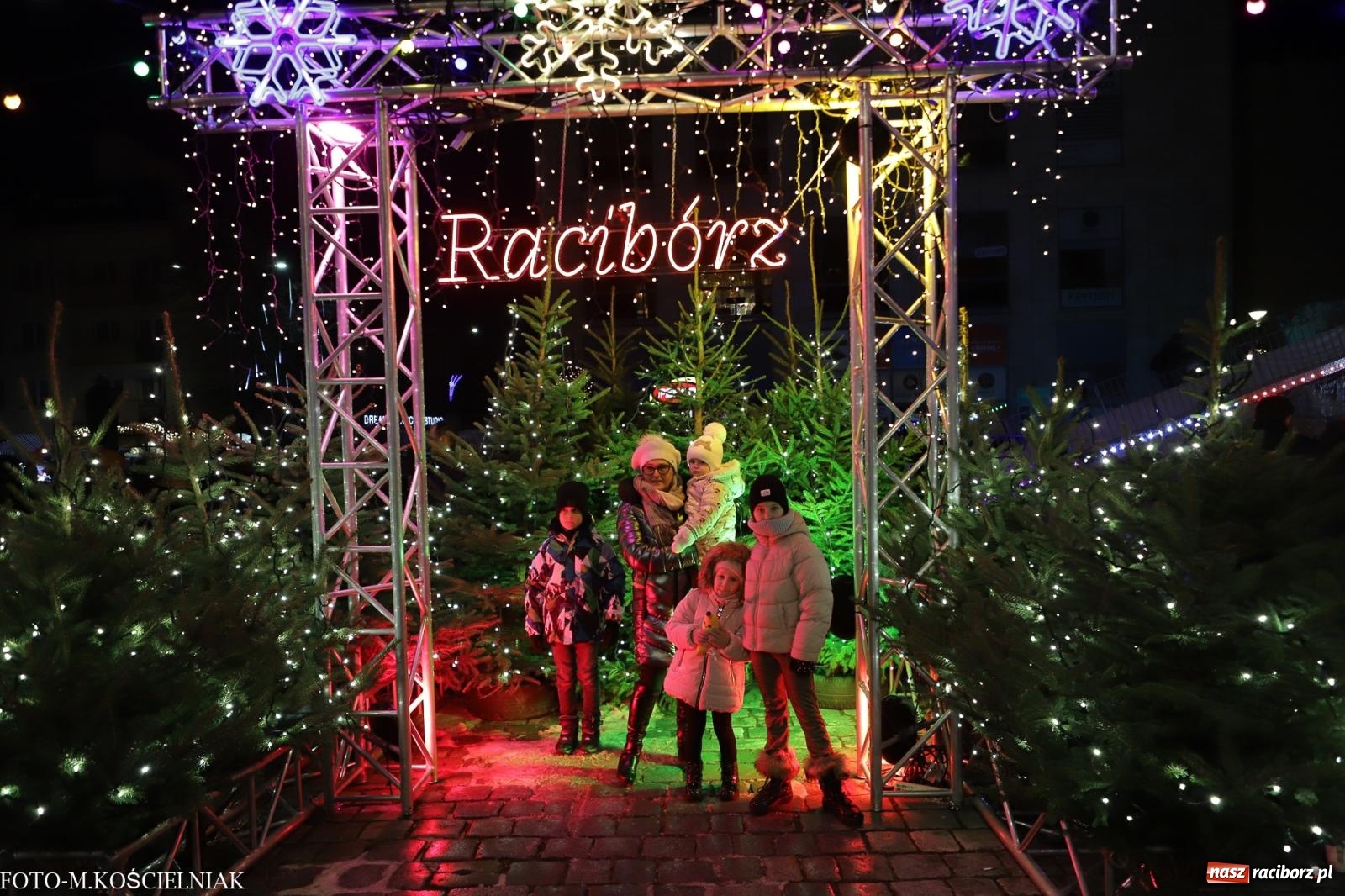 Zdjęcie w galerii na portalu naszraciborz.pl: W Raciborzu zapachniało bigosem. Wielka degustacja na Rynku i mikołajkowy finał jarmarku wiadomości z regionu