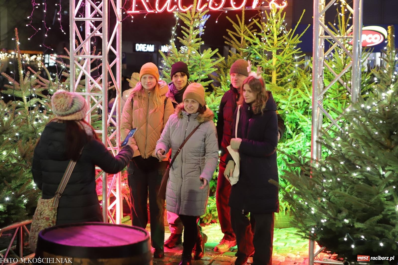 Zdjęcie w galerii na portalu naszraciborz.pl: W Raciborzu zapachniało bigosem. Wielka degustacja na Rynku i mikołajkowy finał jarmarku wiadomości z regionu