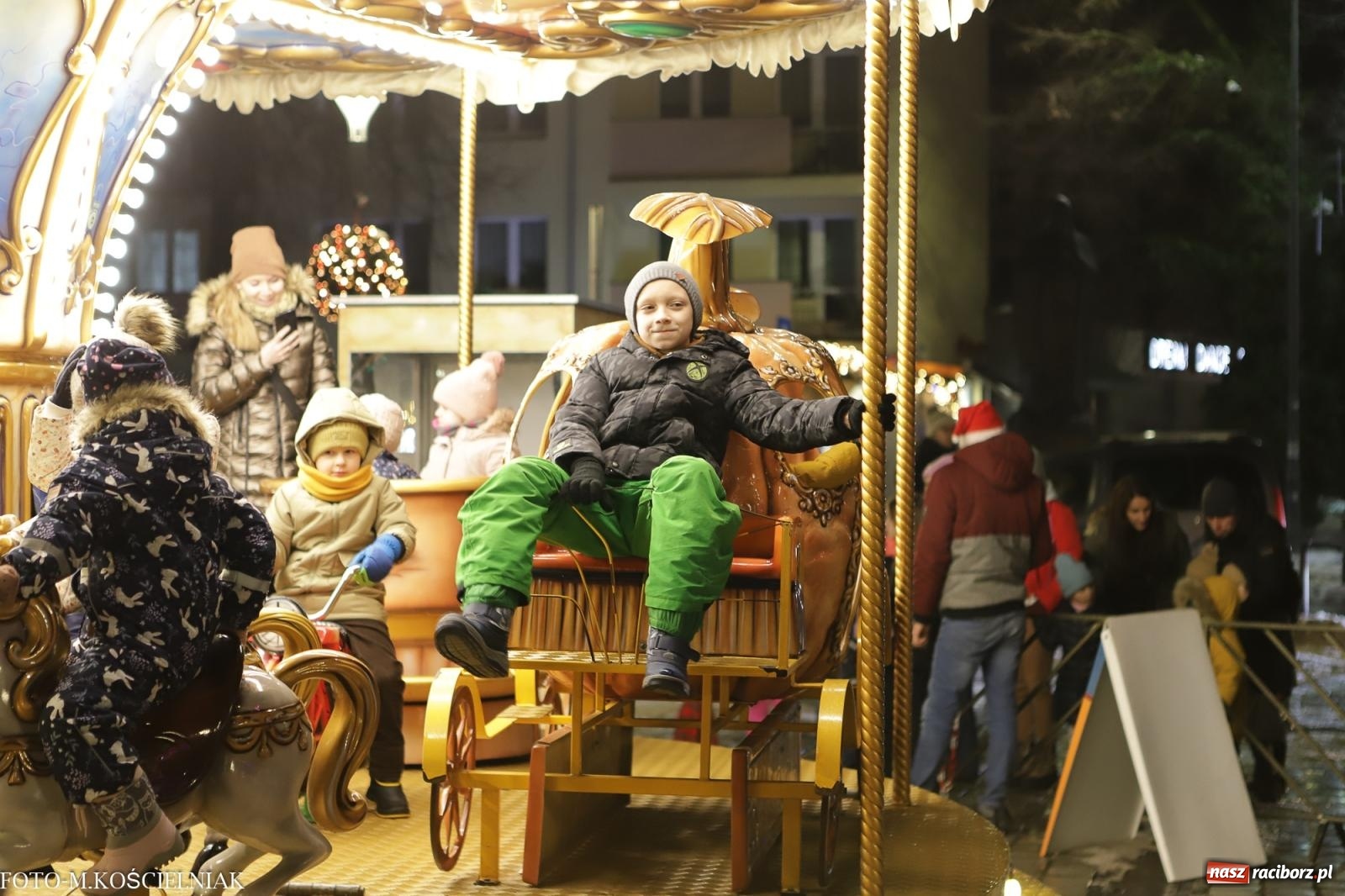 Zdjęcie w galerii na portalu naszraciborz.pl: W Raciborzu zapachniało bigosem. Wielka degustacja na Rynku i mikołajkowy finał jarmarku wiadomości z regionu