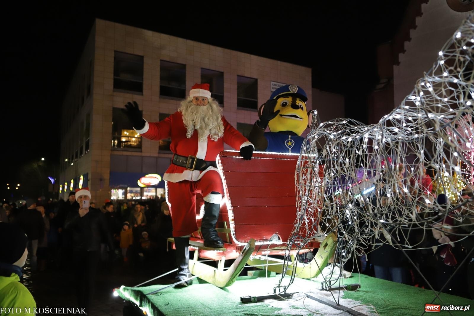 Zdjęcie w galerii na portalu naszraciborz.pl: W Raciborzu zapachniało bigosem. Wielka degustacja na Rynku i mikołajkowy finał jarmarku wiadomości z regionu