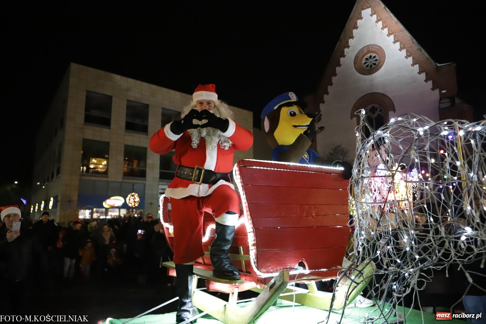 Zdjęcie w galerii na portalu naszraciborz.pl: W Raciborzu zapachniało bigosem. Wielka degustacja na Rynku i mikołajkowy finał jarmarku wiadomości z regionu