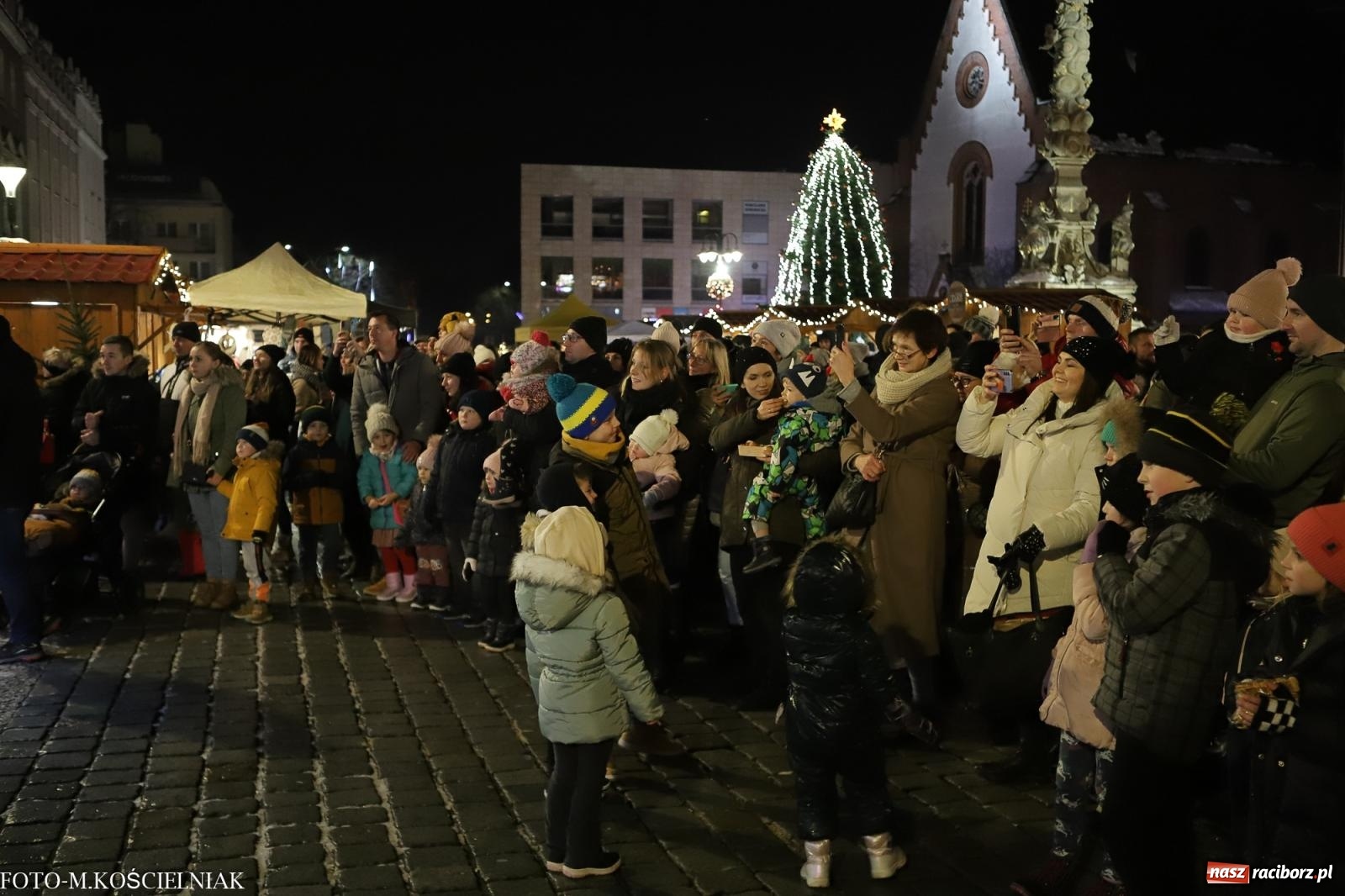 Zdjęcie w galerii na portalu naszraciborz.pl: W Raciborzu zapachniało bigosem. Wielka degustacja na Rynku i mikołajkowy finał jarmarku wiadomości z regionu