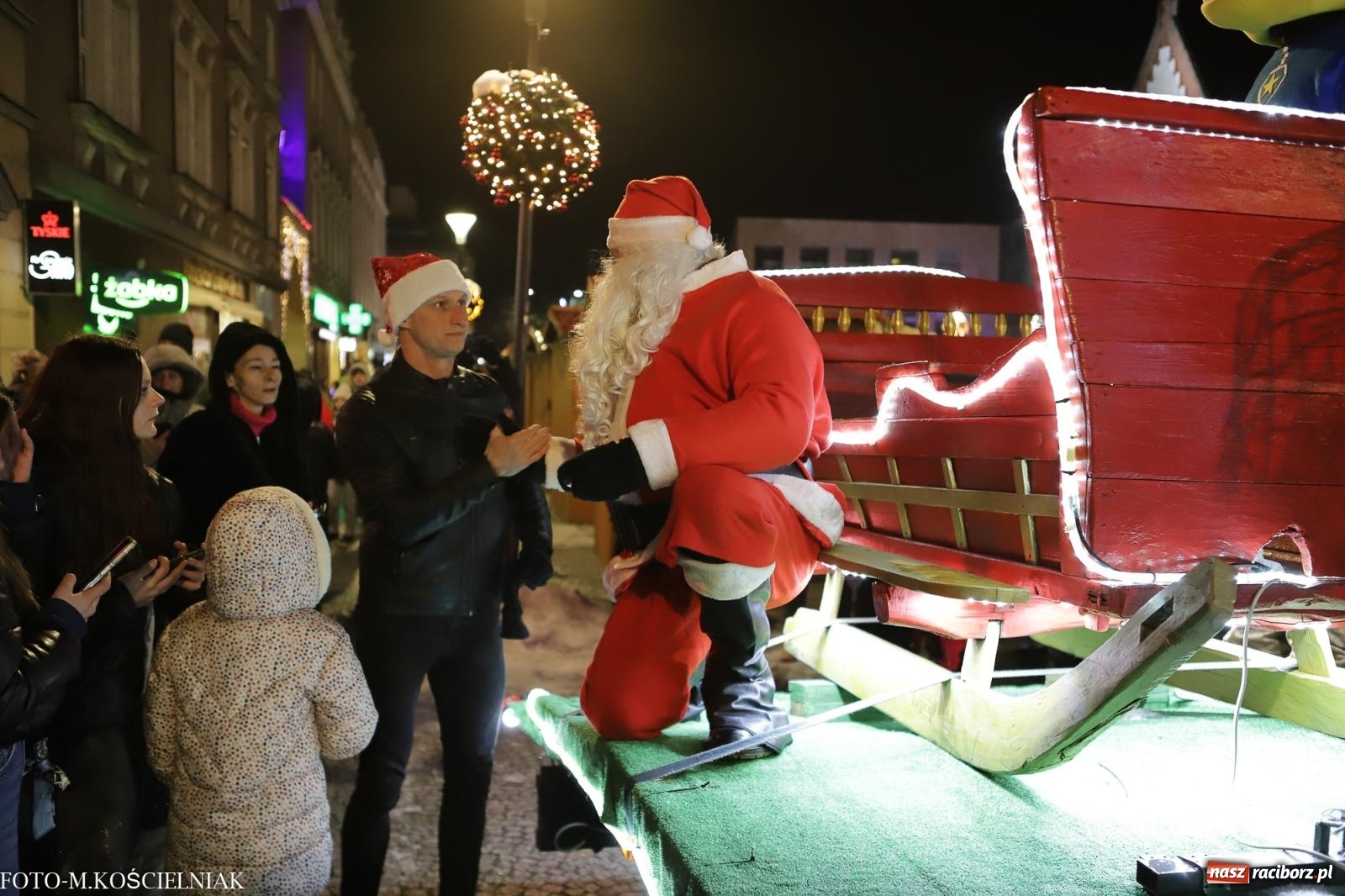 Zdjęcie w galerii na portalu naszraciborz.pl: W Raciborzu zapachniało bigosem. Wielka degustacja na Rynku i mikołajkowy finał jarmarku wiadomości z regionu