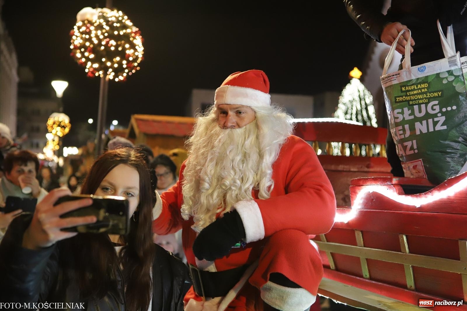 Zdjęcie w galerii na portalu naszraciborz.pl: W Raciborzu zapachniało bigosem. Wielka degustacja na Rynku i mikołajkowy finał jarmarku wiadomości z regionu