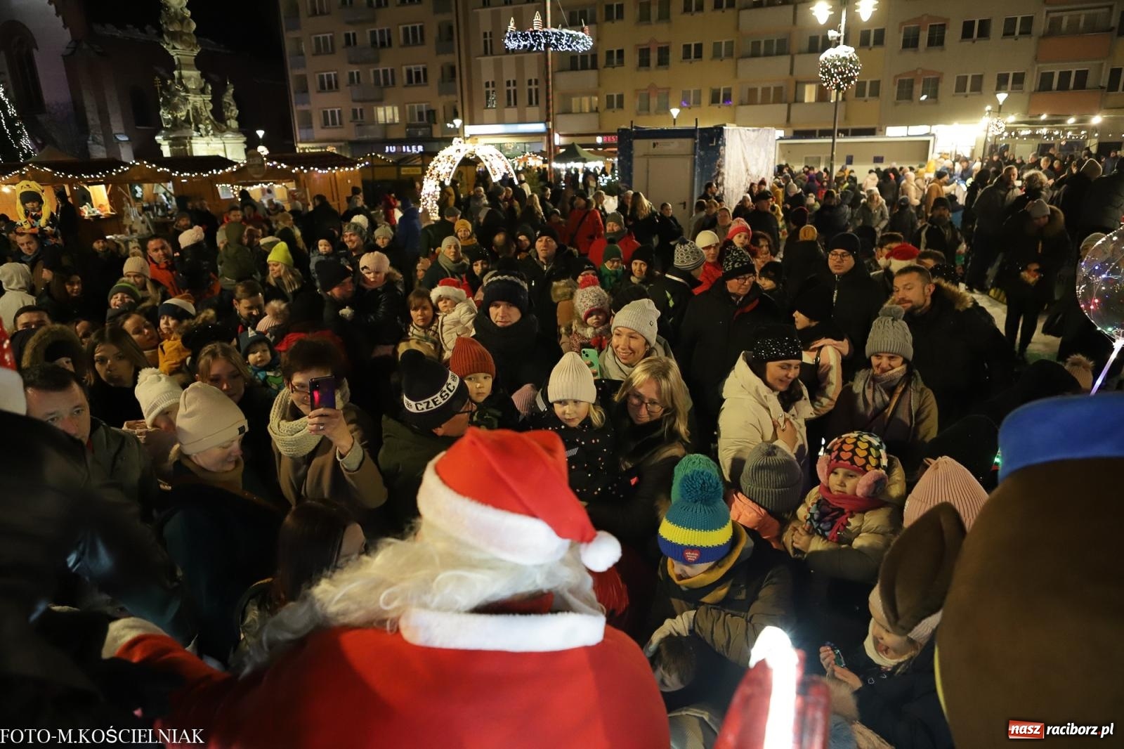Zdjęcie w galerii na portalu naszraciborz.pl: W Raciborzu zapachniało bigosem. Wielka degustacja na Rynku i mikołajkowy finał jarmarku wiadomości z regionu