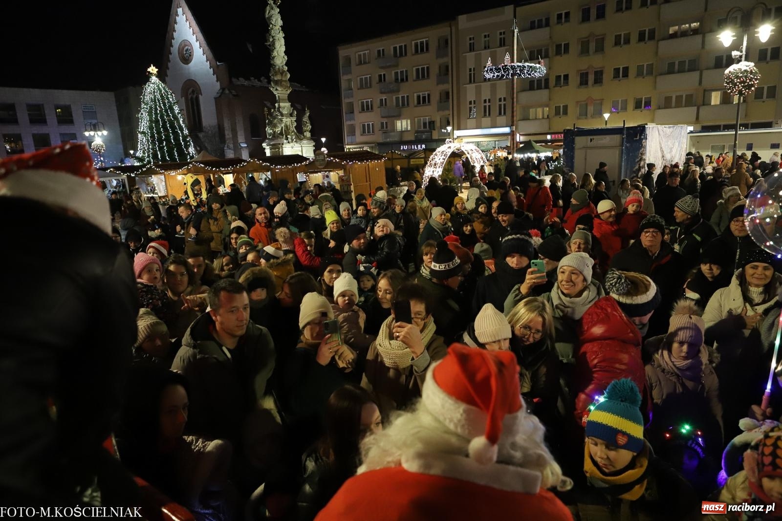 Zdjęcie w galerii na portalu naszraciborz.pl: W Raciborzu zapachniało bigosem. Wielka degustacja na Rynku i mikołajkowy finał jarmarku wiadomości z regionu