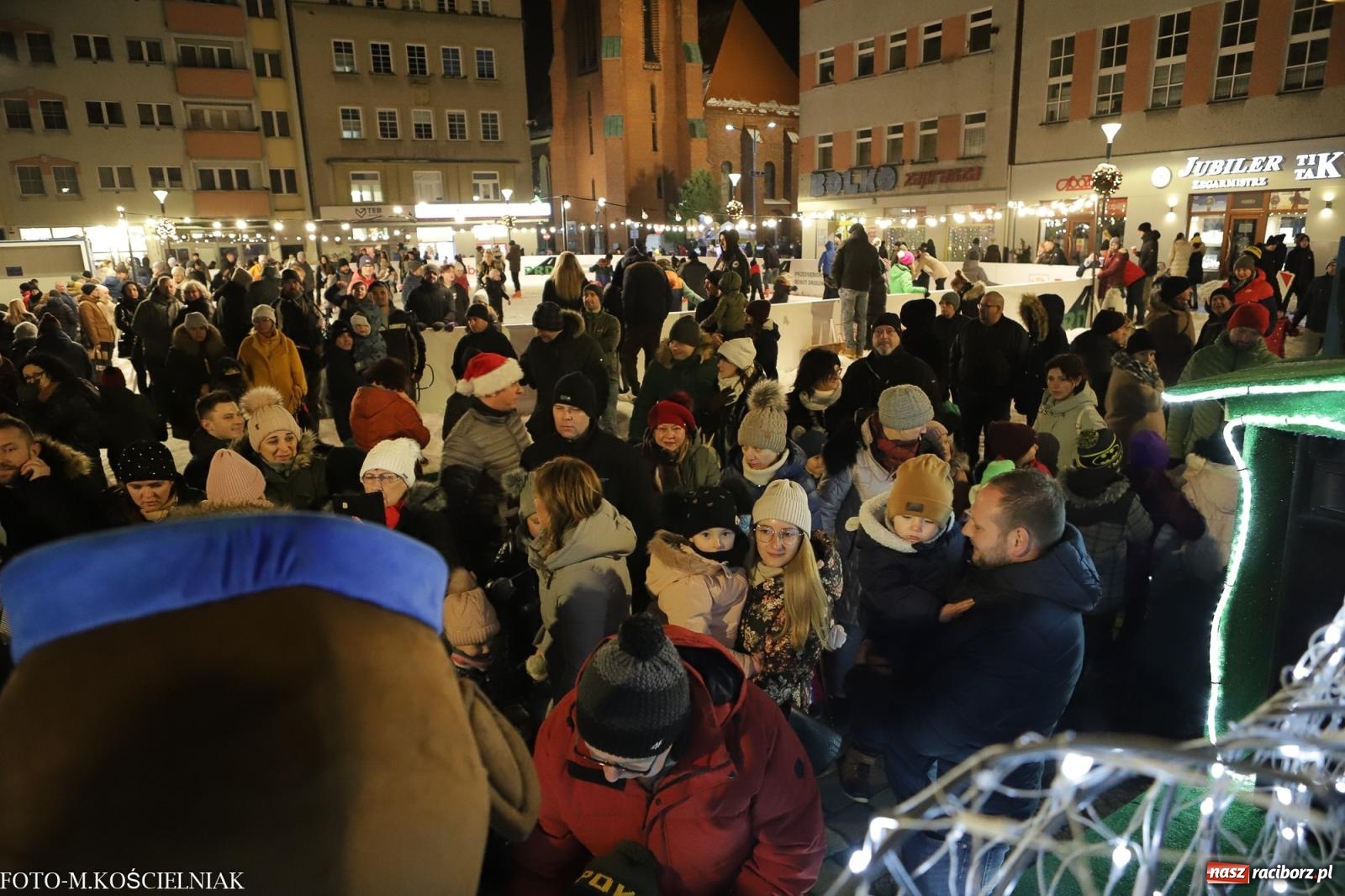 Zdjęcie w galerii na portalu naszraciborz.pl: W Raciborzu zapachniało bigosem. Wielka degustacja na Rynku i mikołajkowy finał jarmarku wiadomości z regionu