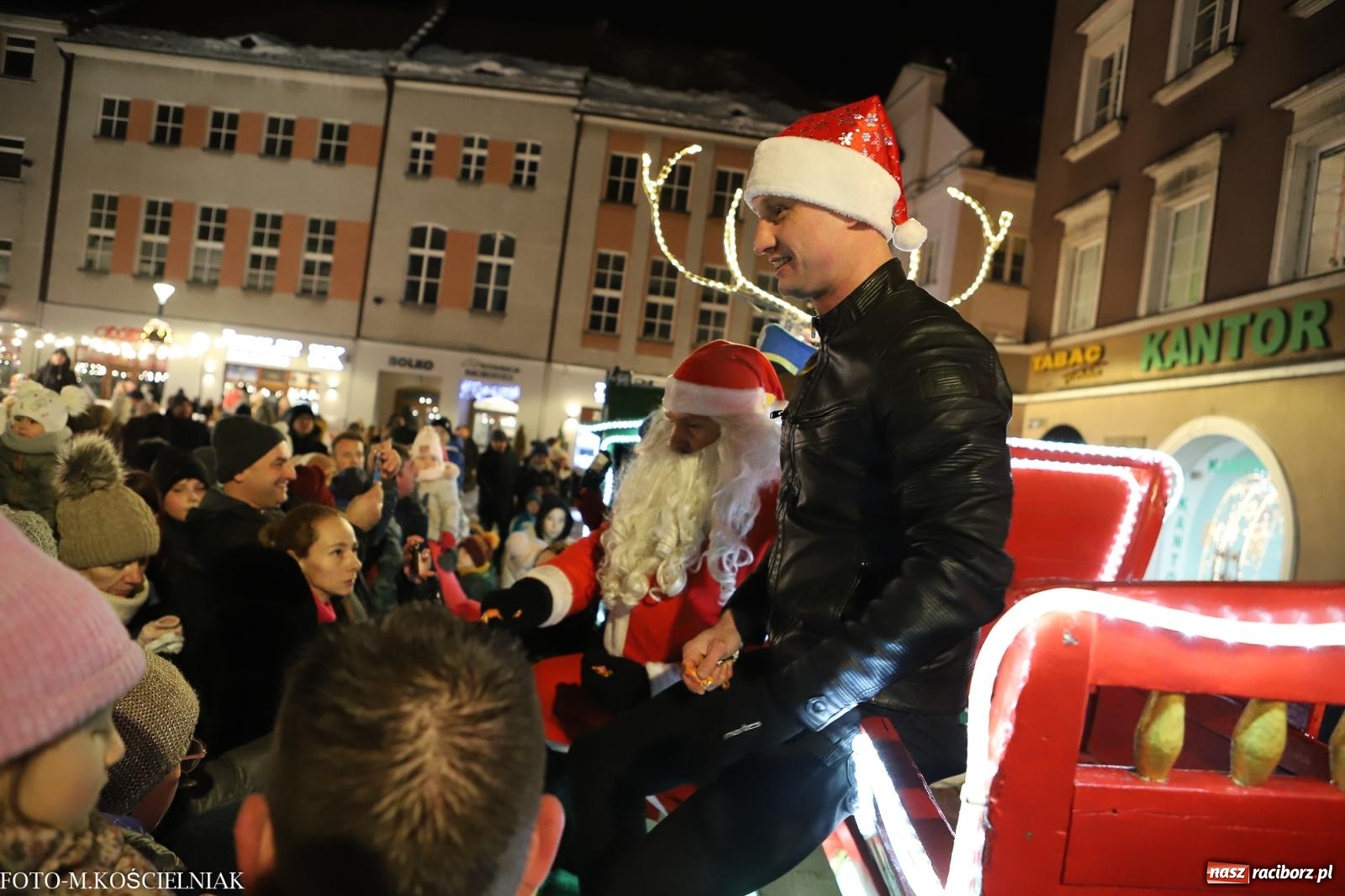 Zdjęcie w galerii na portalu naszraciborz.pl: W Raciborzu zapachniało bigosem. Wielka degustacja na Rynku i mikołajkowy finał jarmarku wiadomości z regionu