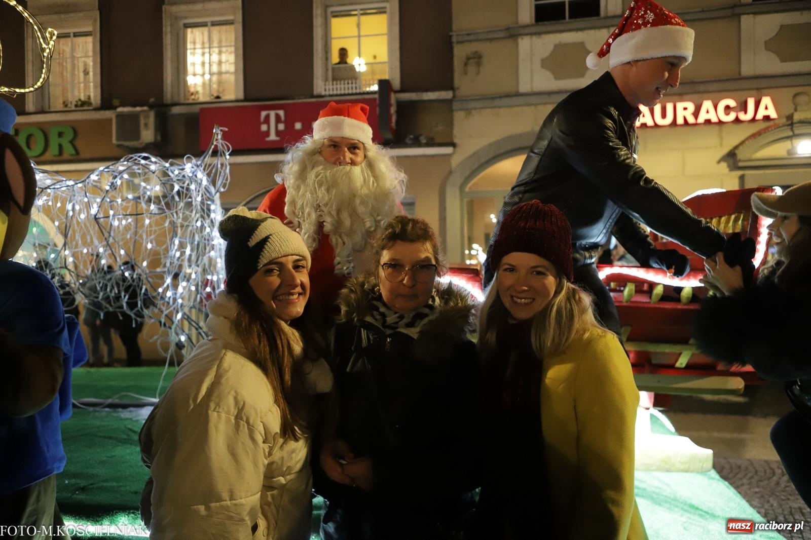 Zdjęcie w galerii na portalu naszraciborz.pl: W Raciborzu zapachniało bigosem. Wielka degustacja na Rynku i mikołajkowy finał jarmarku wiadomości z regionu