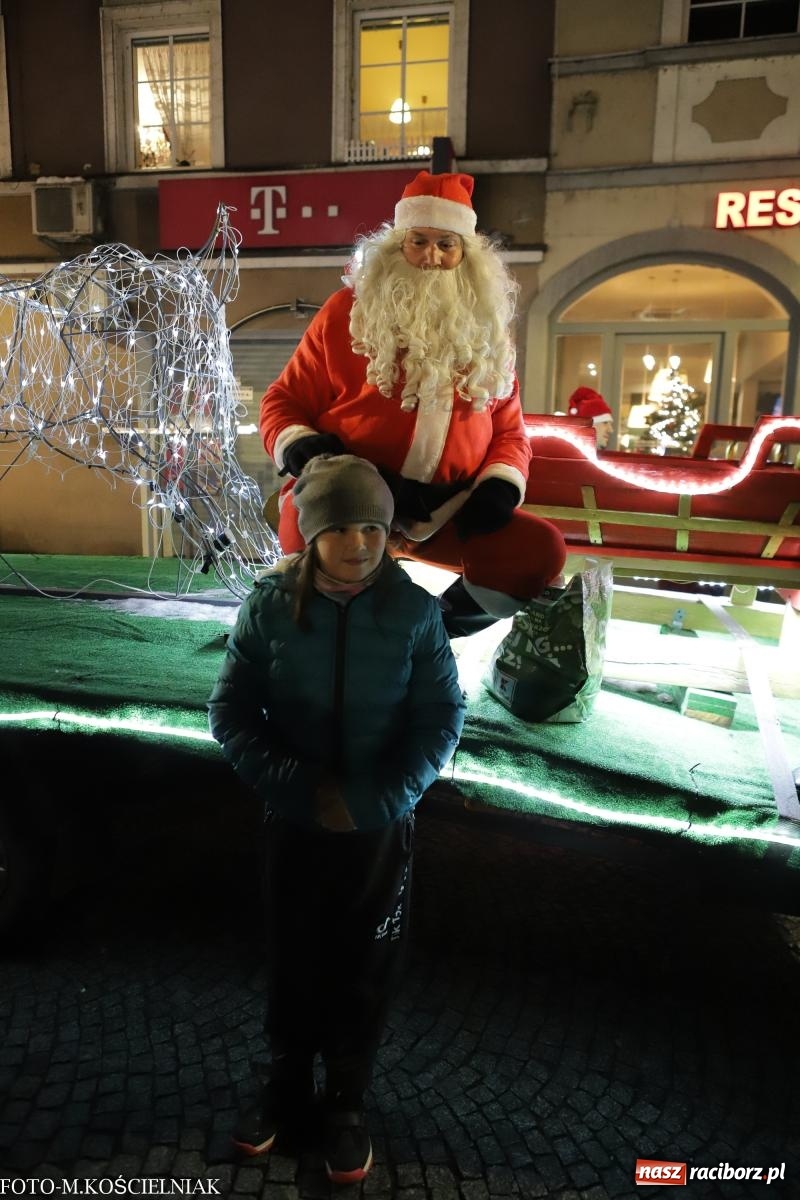 Zdjęcie w galerii na portalu naszraciborz.pl: W Raciborzu zapachniało bigosem. Wielka degustacja na Rynku i mikołajkowy finał jarmarku wiadomości z regionu