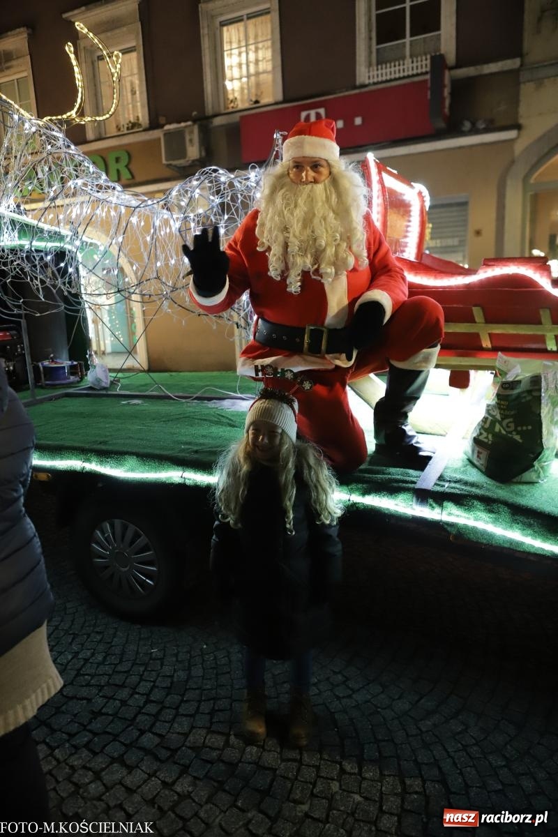 Zdjęcie w galerii na portalu naszraciborz.pl: W Raciborzu zapachniało bigosem. Wielka degustacja na Rynku i mikołajkowy finał jarmarku wiadomości z regionu