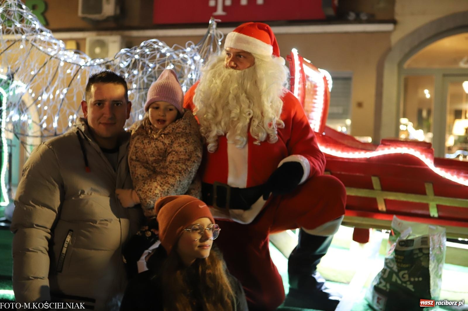 Zdjęcie w galerii na portalu naszraciborz.pl: W Raciborzu zapachniało bigosem. Wielka degustacja na Rynku i mikołajkowy finał jarmarku wiadomości z regionu
