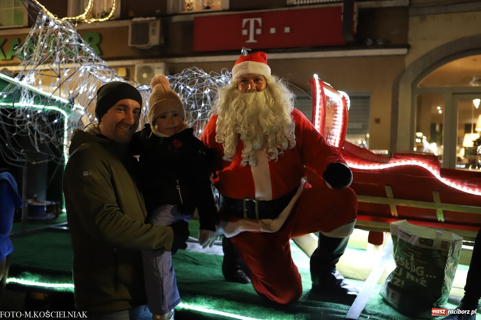 Zdjęcie w galerii na portalu naszraciborz.pl: W Raciborzu zapachniało bigosem. Wielka degustacja na Rynku i mikołajkowy finał jarmarku wiadomości z regionu