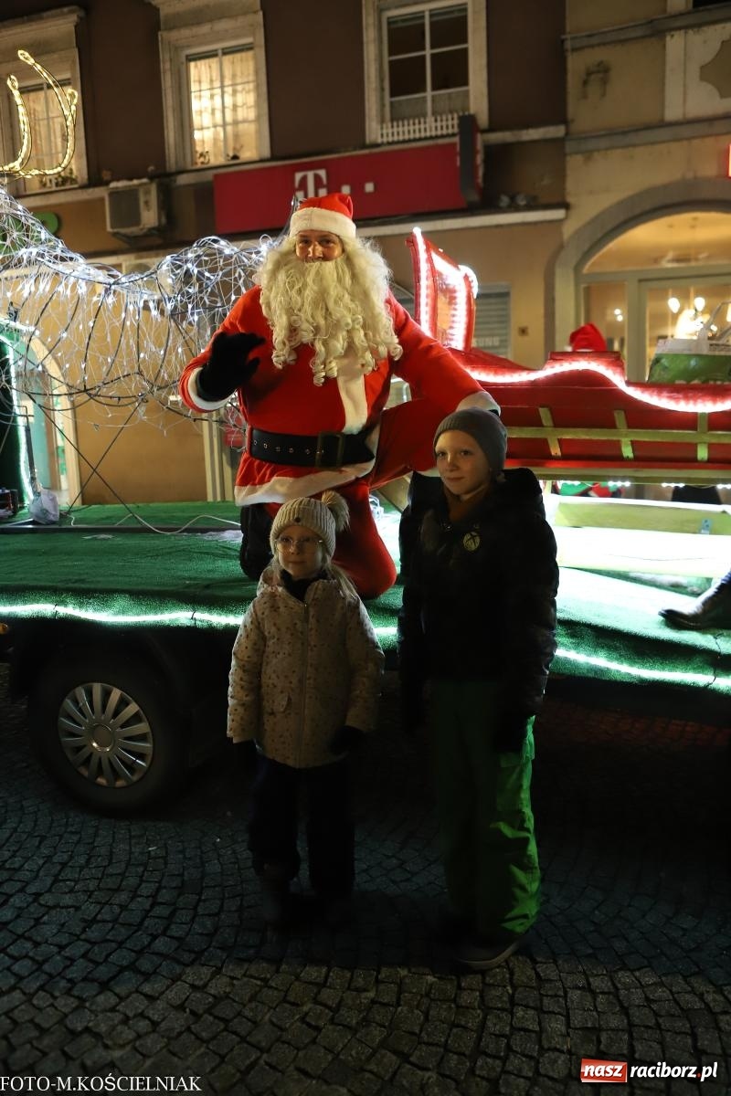 Zdjęcie w galerii na portalu naszraciborz.pl: W Raciborzu zapachniało bigosem. Wielka degustacja na Rynku i mikołajkowy finał jarmarku wiadomości z regionu