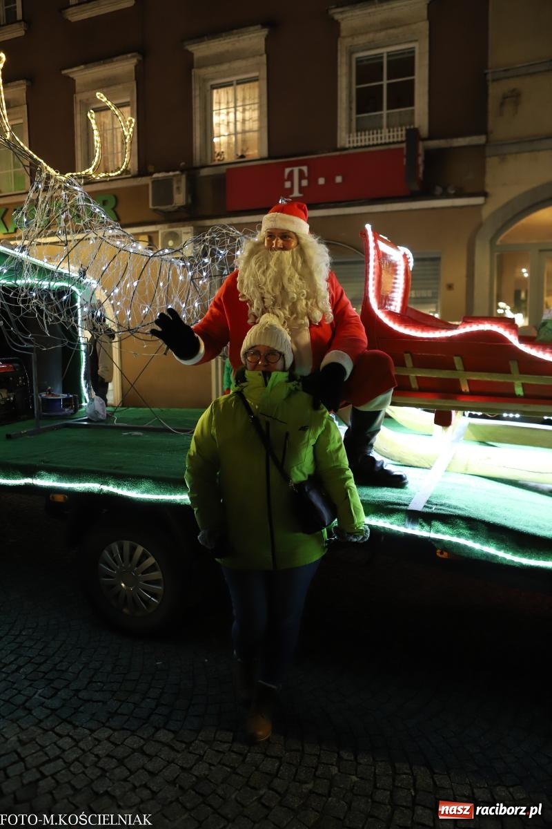 Zdjęcie w galerii na portalu naszraciborz.pl: W Raciborzu zapachniało bigosem. Wielka degustacja na Rynku i mikołajkowy finał jarmarku wiadomości z regionu
