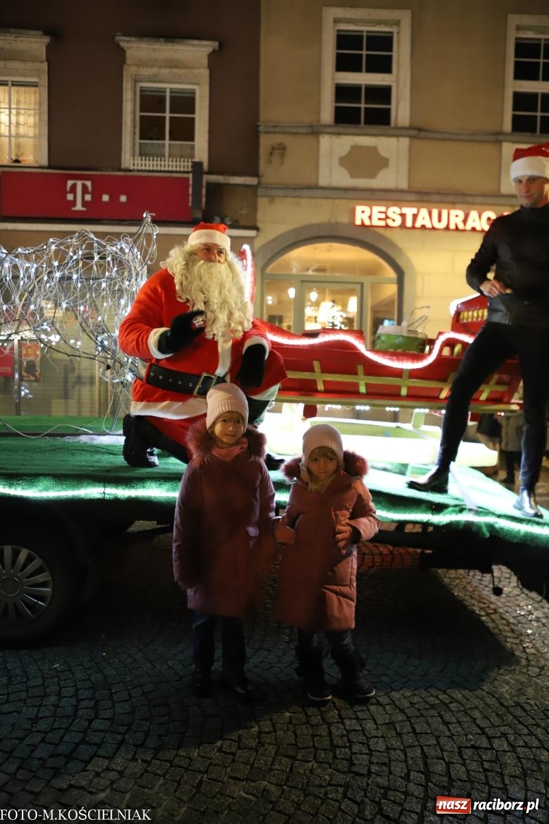 Zdjęcie w galerii na portalu naszraciborz.pl: W Raciborzu zapachniało bigosem. Wielka degustacja na Rynku i mikołajkowy finał jarmarku wiadomości z regionu