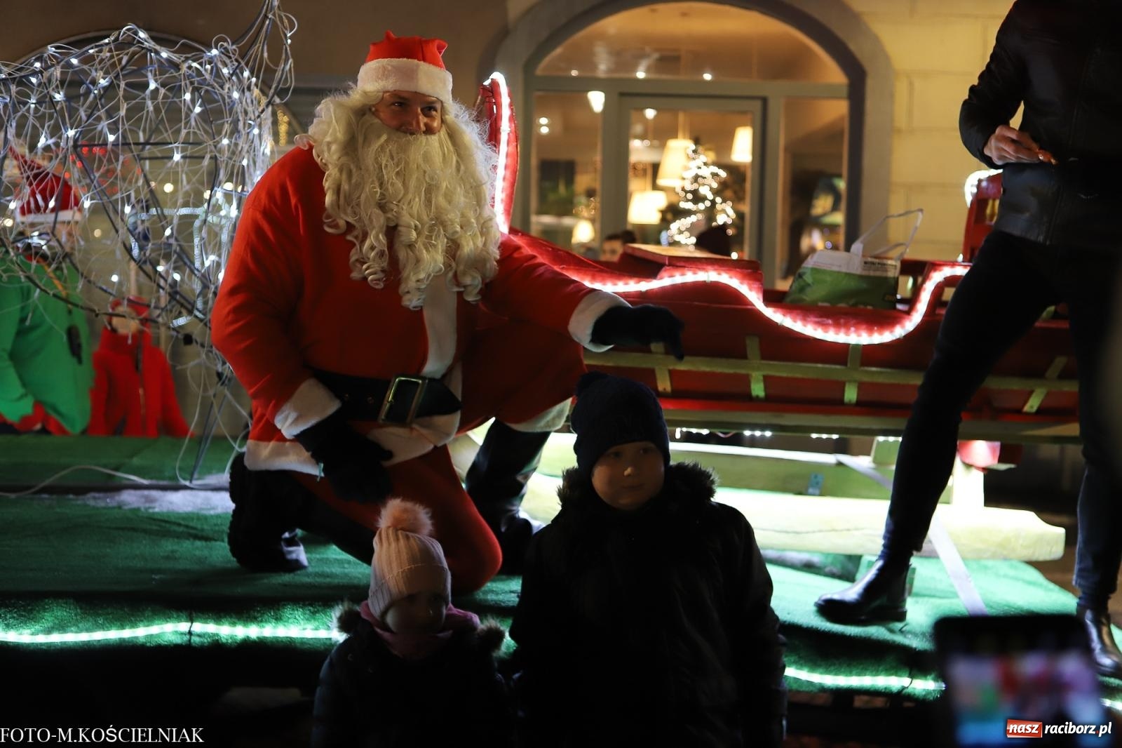 Zdjęcie w galerii na portalu naszraciborz.pl: W Raciborzu zapachniało bigosem. Wielka degustacja na Rynku i mikołajkowy finał jarmarku wiadomości z regionu