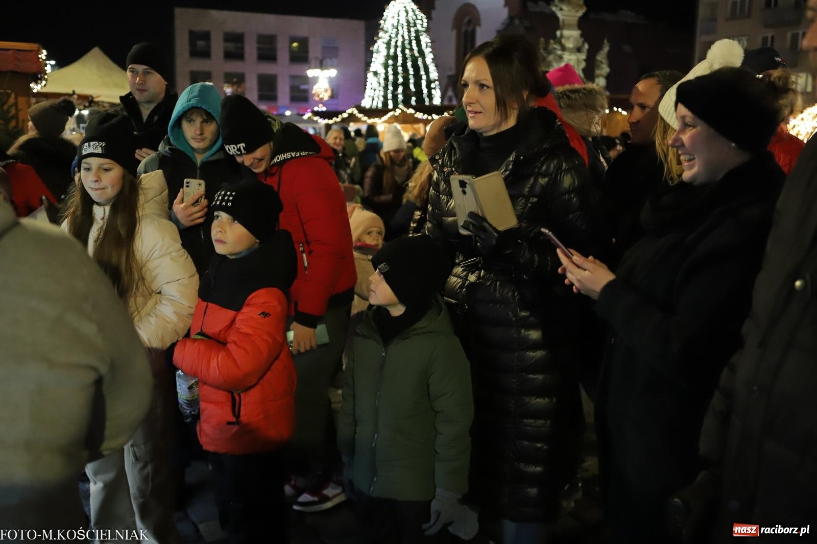 Zdjęcie w galerii na portalu naszraciborz.pl: W Raciborzu zapachniało bigosem. Wielka degustacja na Rynku i mikołajkowy finał jarmarku wiadomości z regionu