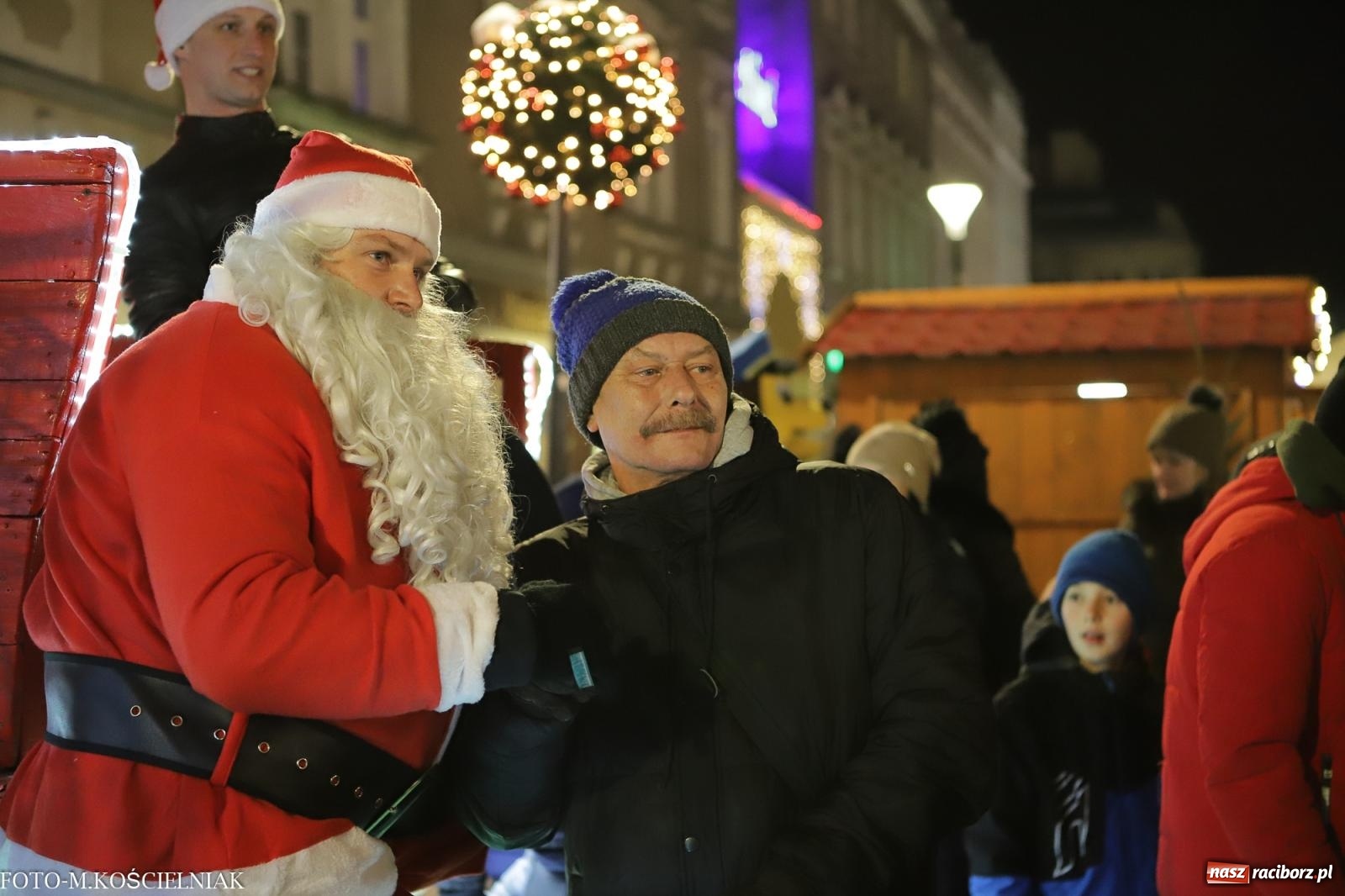 Zdjęcie w galerii na portalu naszraciborz.pl: W Raciborzu zapachniało bigosem. Wielka degustacja na Rynku i mikołajkowy finał jarmarku wiadomości z regionu
