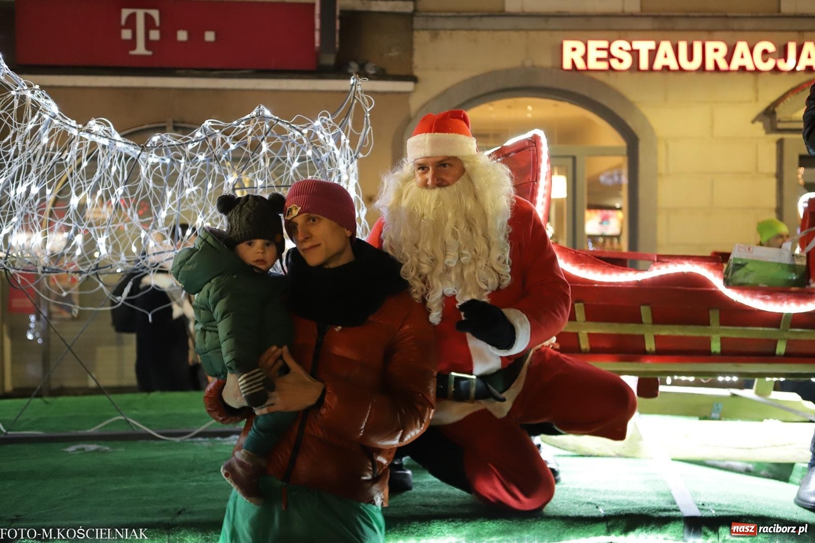 Zdjęcie w galerii na portalu naszraciborz.pl: W Raciborzu zapachniało bigosem. Wielka degustacja na Rynku i mikołajkowy finał jarmarku wiadomości z regionu